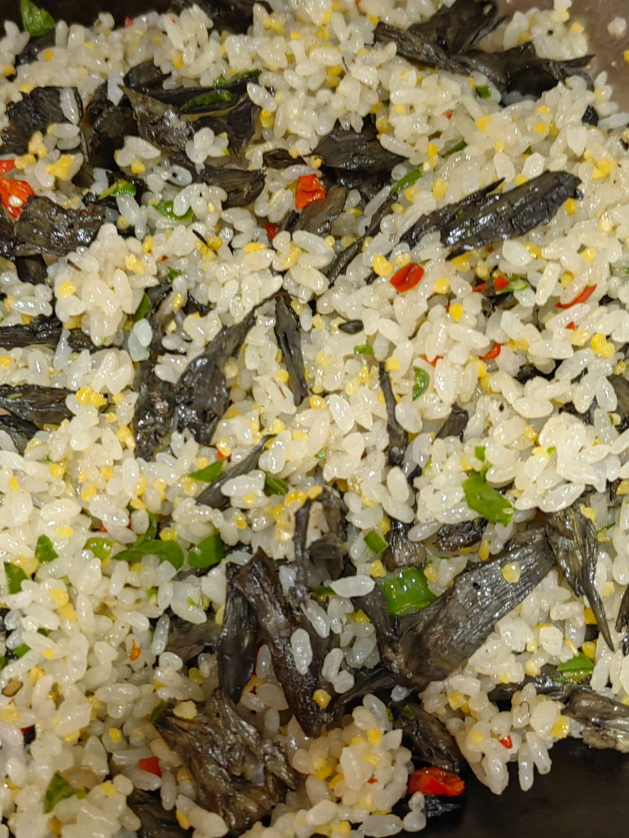 我也奢侈一回吧,用大几百一斤的干巴菌子炒饭来吃,解一下馋了,这个