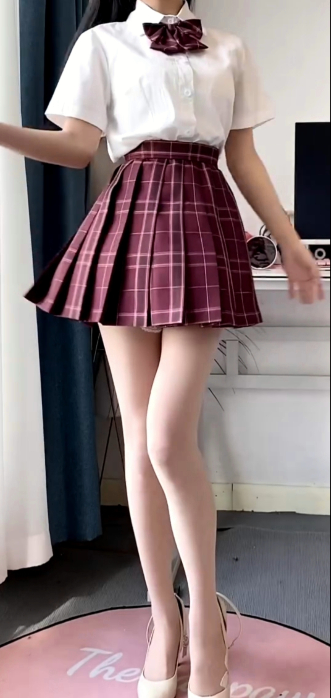 jk裙大长腿黑丝光腿光脚穿高跟鞋也很美哟