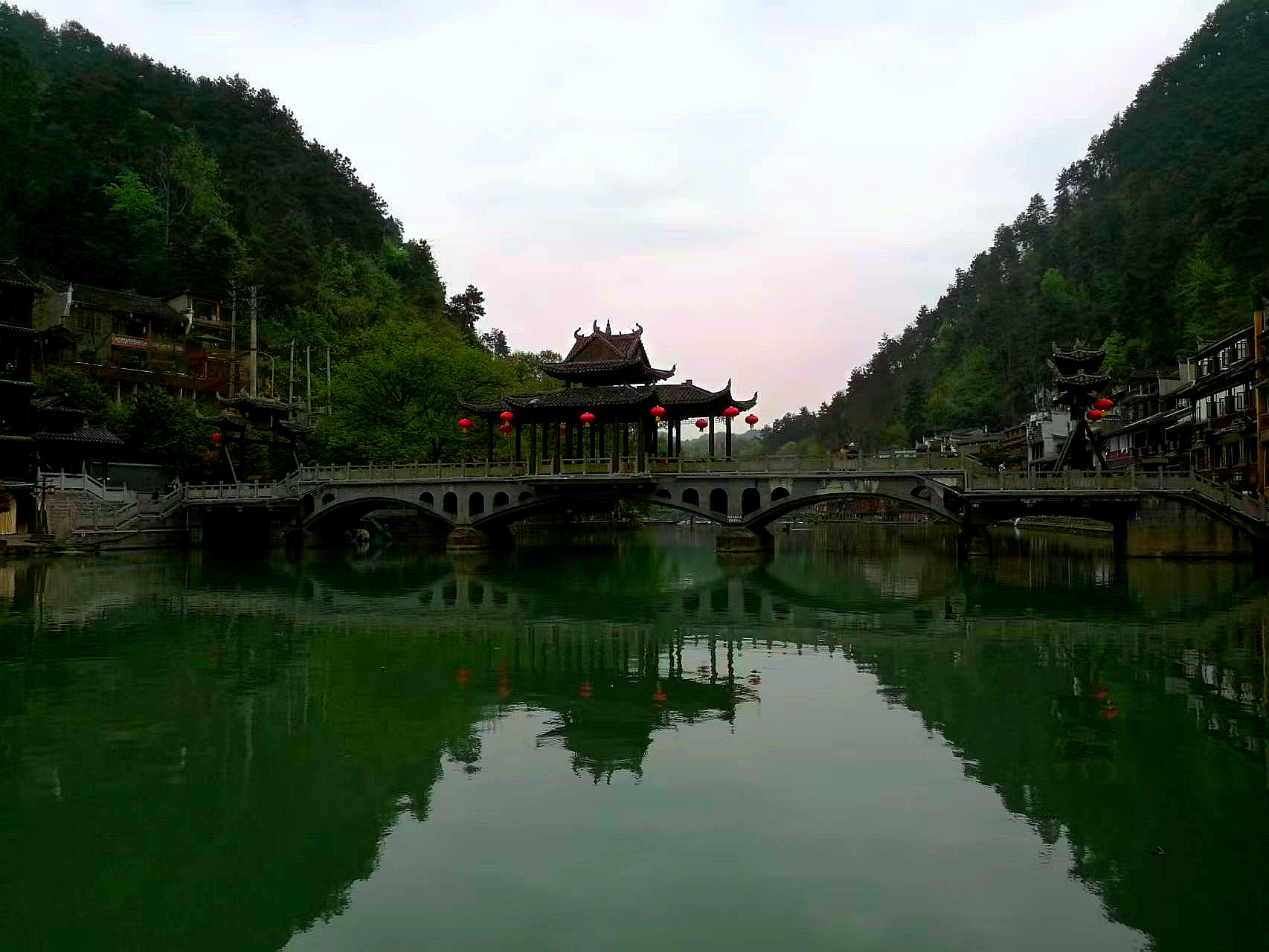 凤凰古城,一个具有浓郁民族特色和深厚历史文化底蕴的古城,位于湖南省