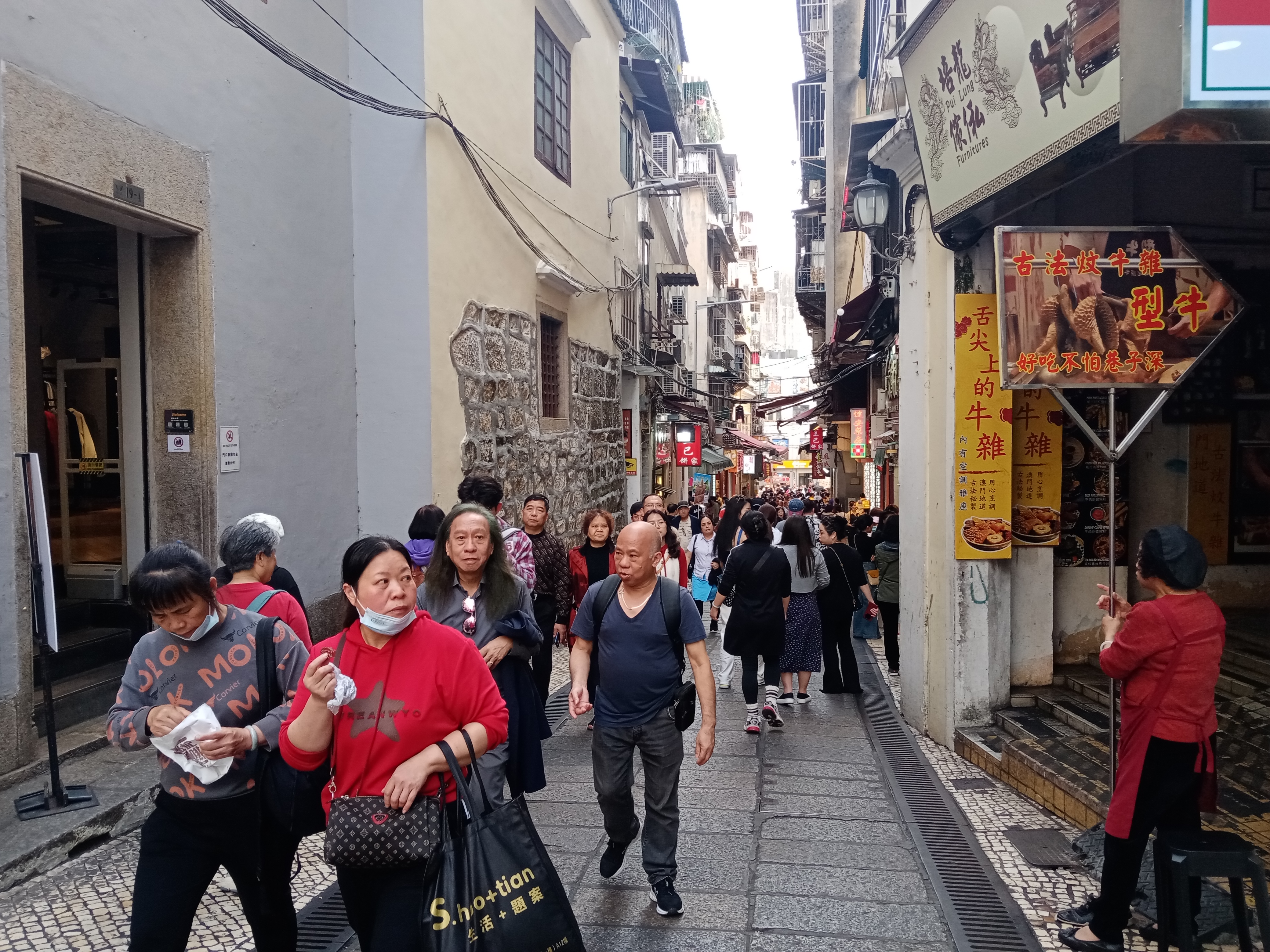 澳门大三巴小巷里,巷子虽小,却也仍是整洁有序,即便常常人流如潮,仍能