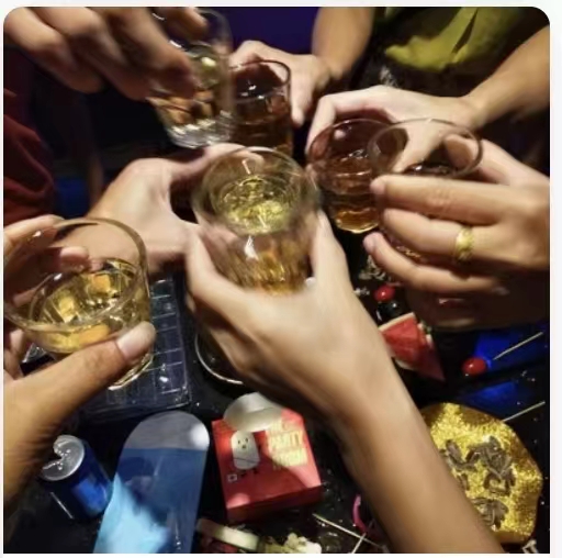 再也不去参加同学聚会了,简直就是恶心人!