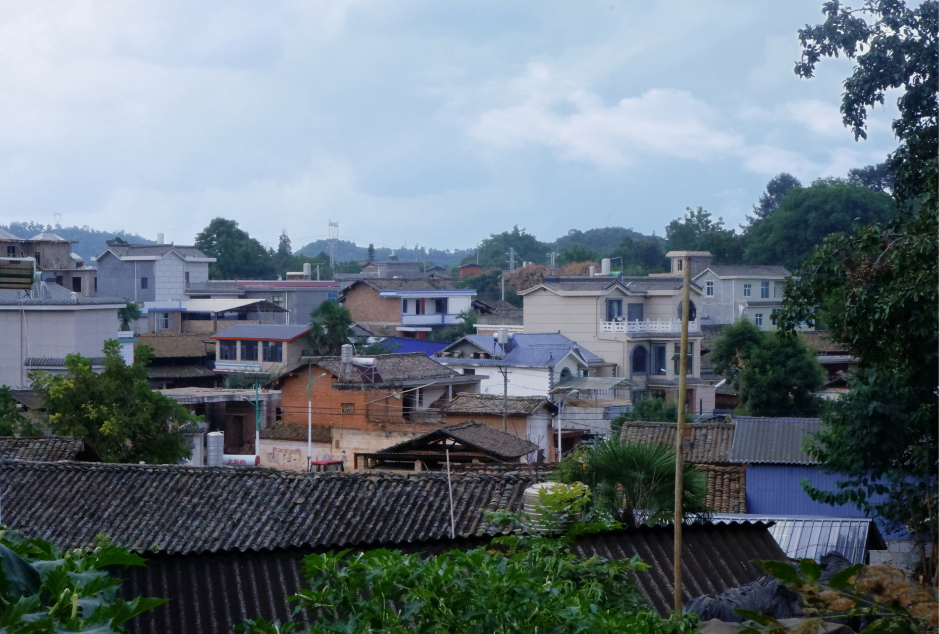 长湖镇上保留了许多彝族土掌房,就地取材,红土砌墙,一片橙黄,很有地方