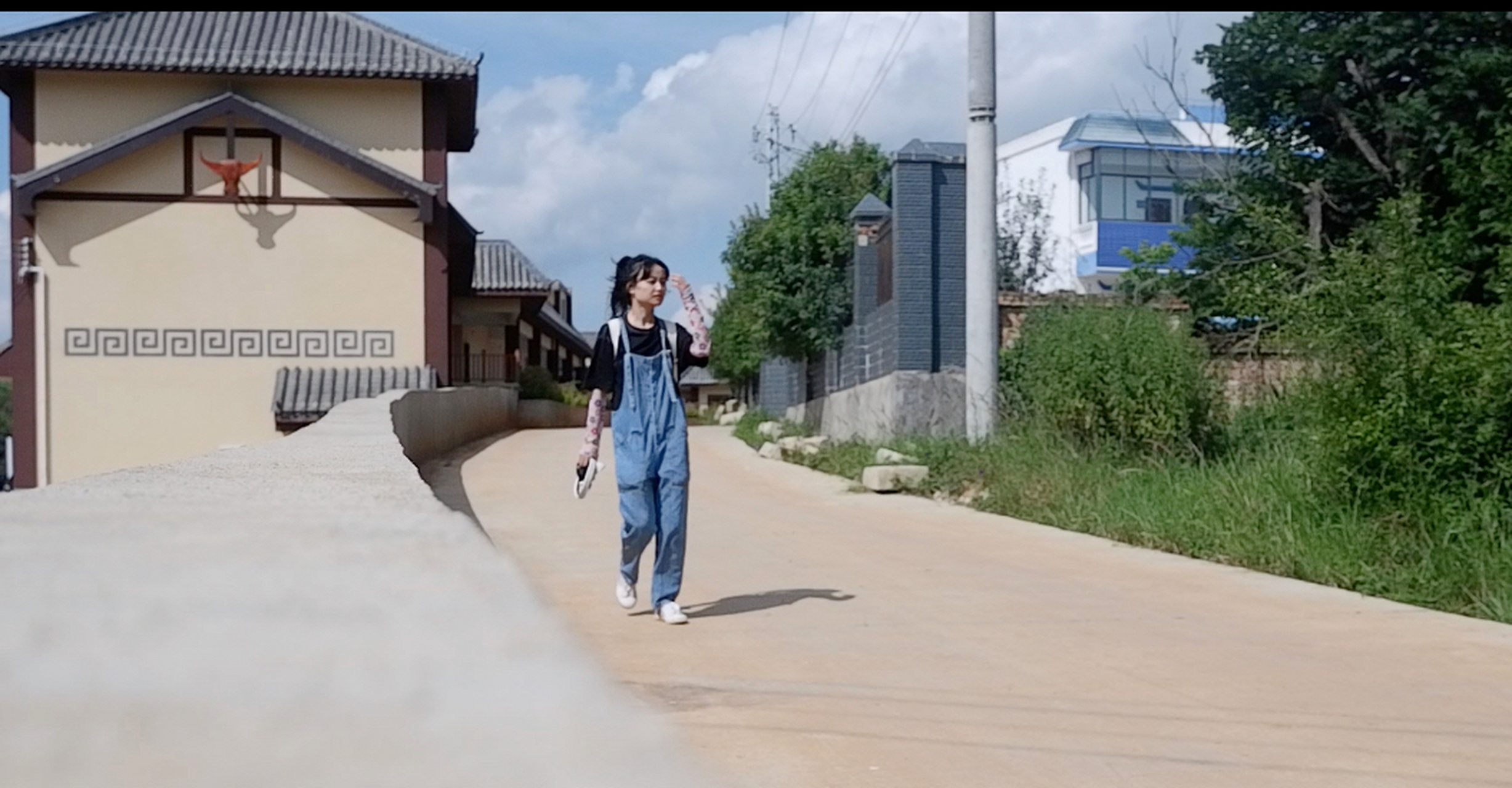 长湖镇上保留了许多彝族土掌房,就地取材,红土砌墙,一片橙黄,很有地方