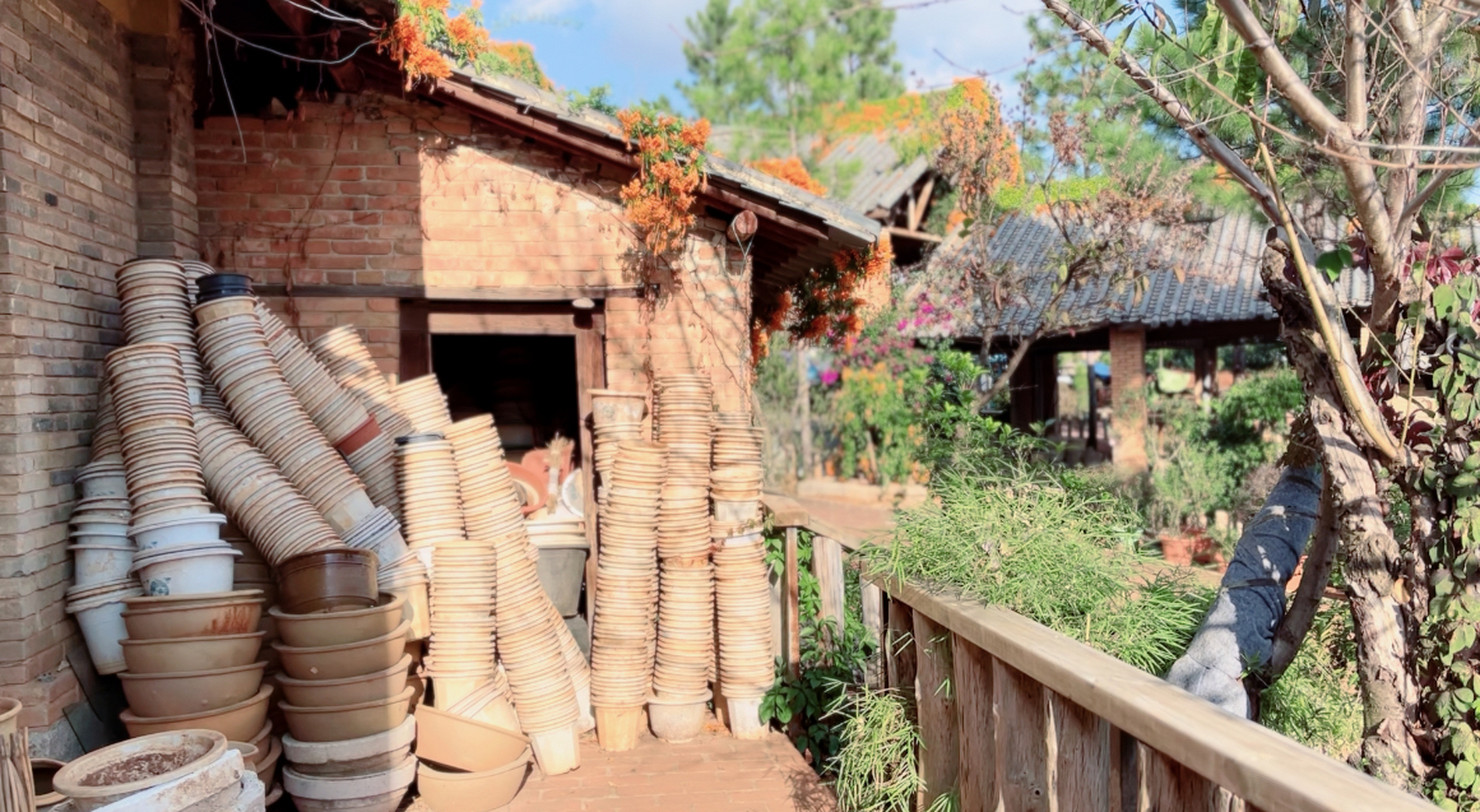 国内最长的柴烧龙窑在云南建水 建水龙窑依山坡而建,形似卧龙盘踞