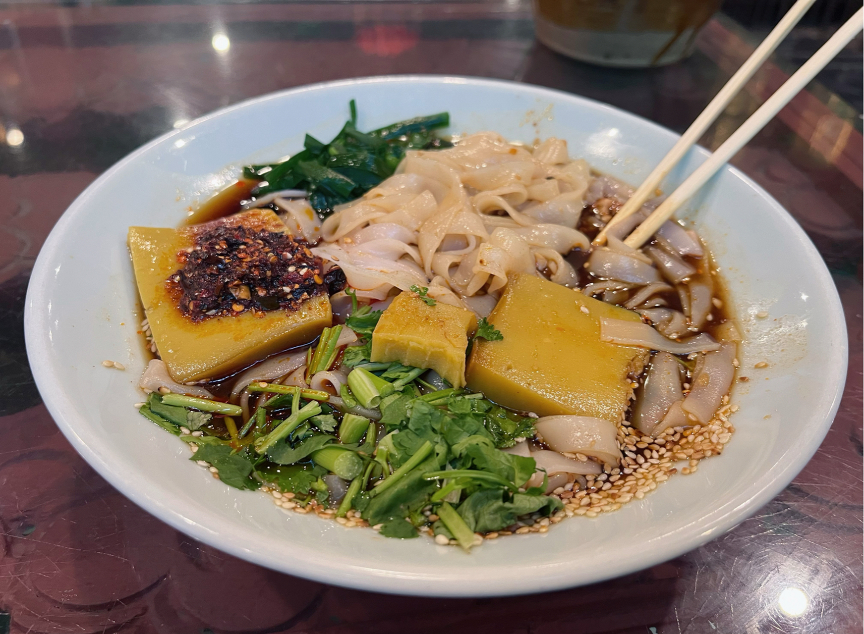 云南玉溪早晨,8块钱享受百年老院的凉卷粉 玉溪第一顿,清晨来到玉溪