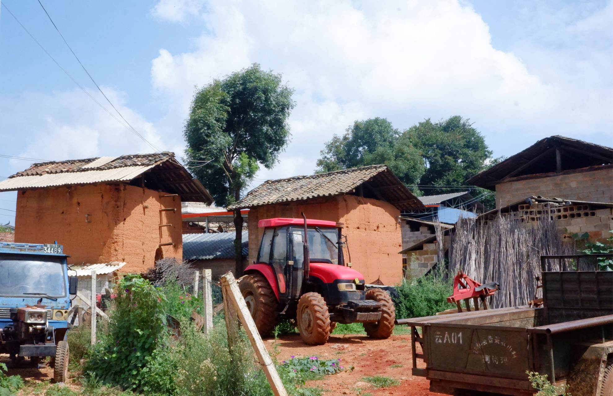 长湖镇上保留了许多彝族土掌房,就地取材,红土砌墙,一片橙黄,很有地方