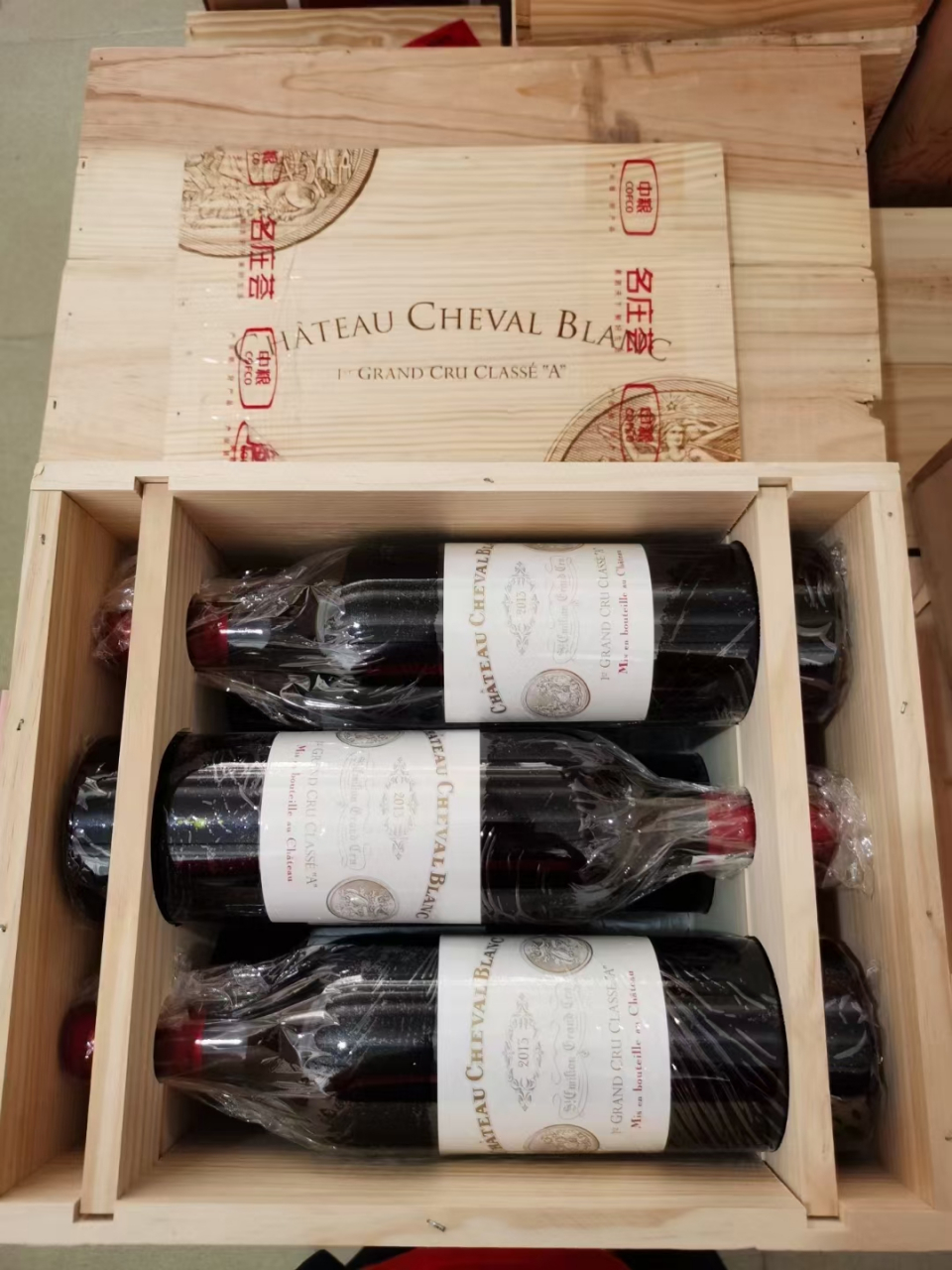 白马酒庄(chateau cheval blanc)位于法国波尔多右岸的圣埃美隆(saint