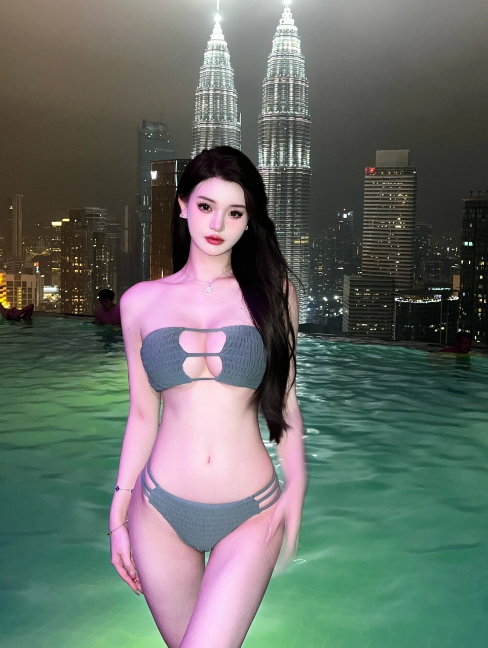 比基尼美女在泳池边伸展着身躯,她的身材好似精美的艺术品,每一处线条