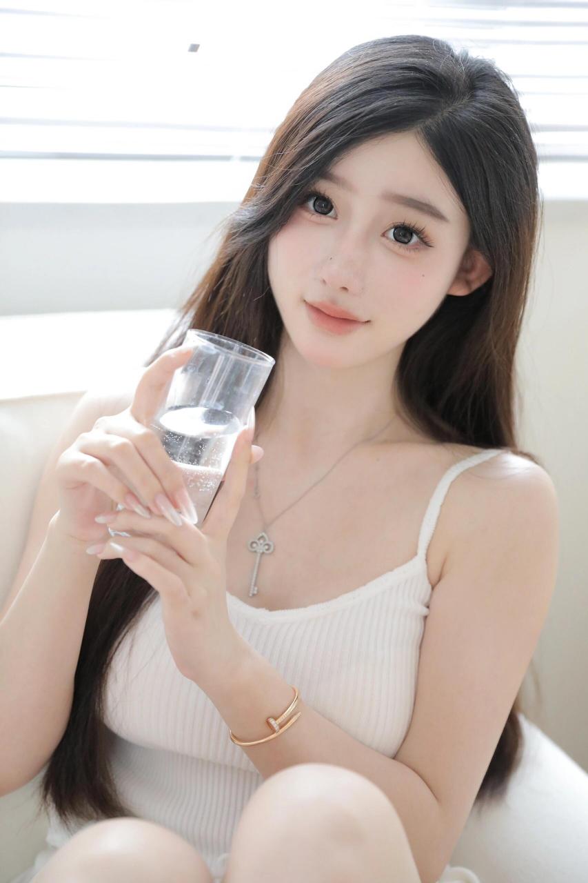 肤白得如同月光下的霜花,清冷而高洁.