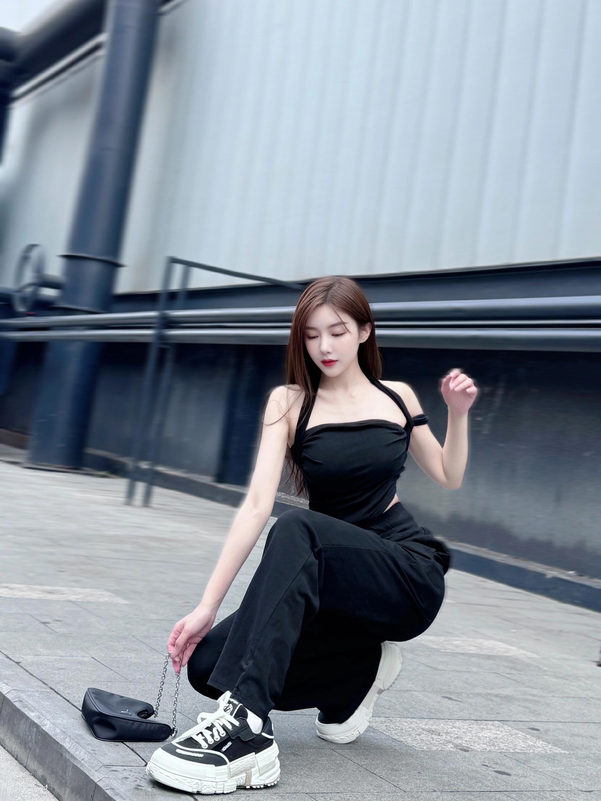 宛如轻云出岫般优雅灵动,又似梦幻之影般散发着无尽的魅力,女性的柔美