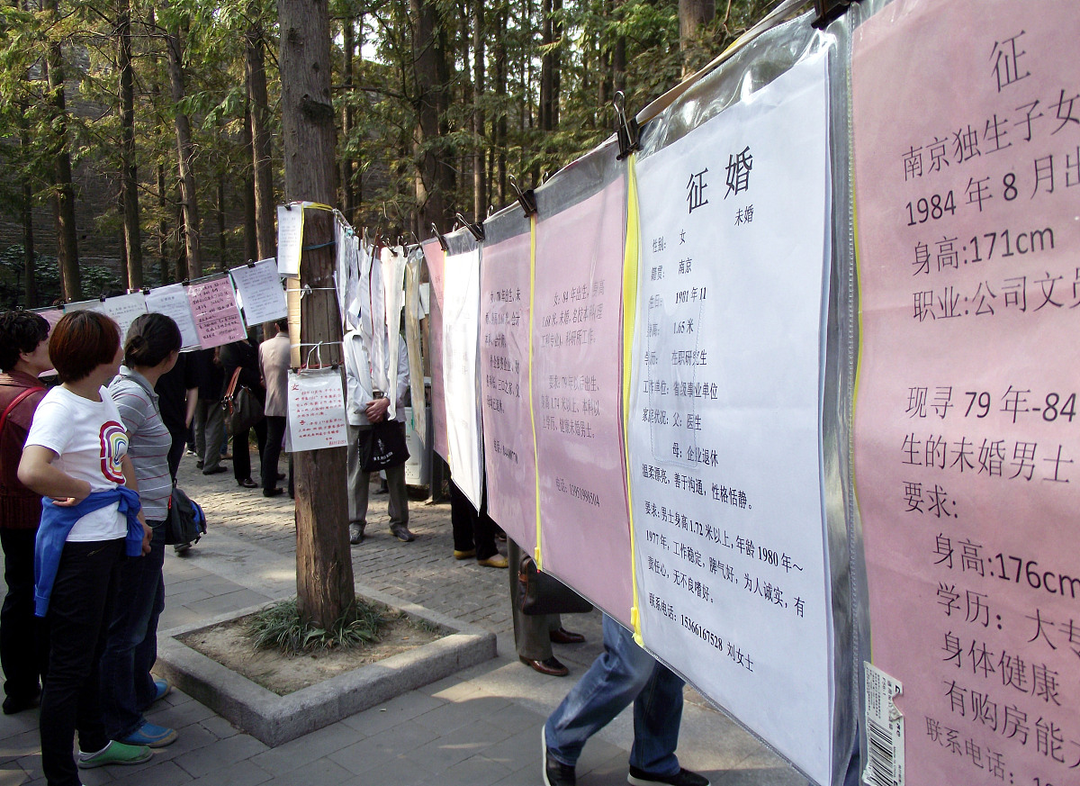 位于河南省郑州市嵩山路中原路 的绿城广场相亲角,每逢周末