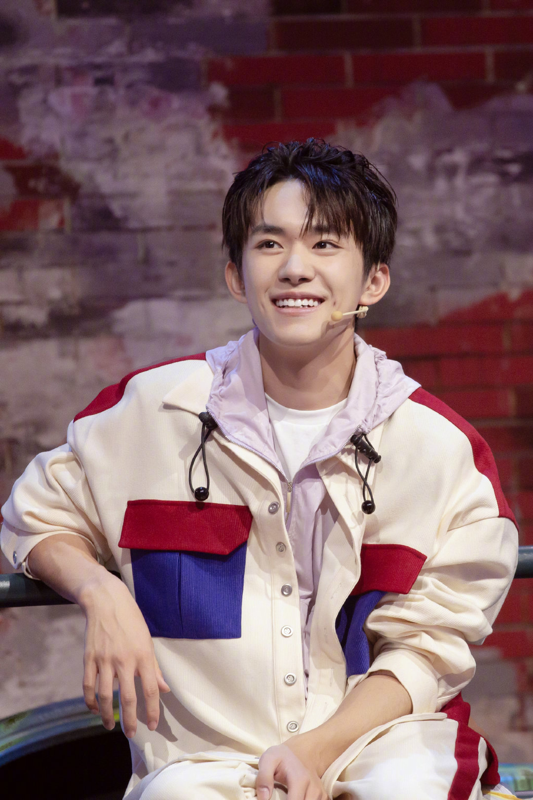 易烊千玺真是又帅又可爱!