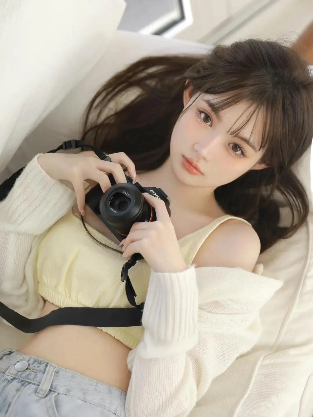 女孩站在窗边,阳光洒在她的白毛衣上,微风轻轻吹起她的发梢,她回眸