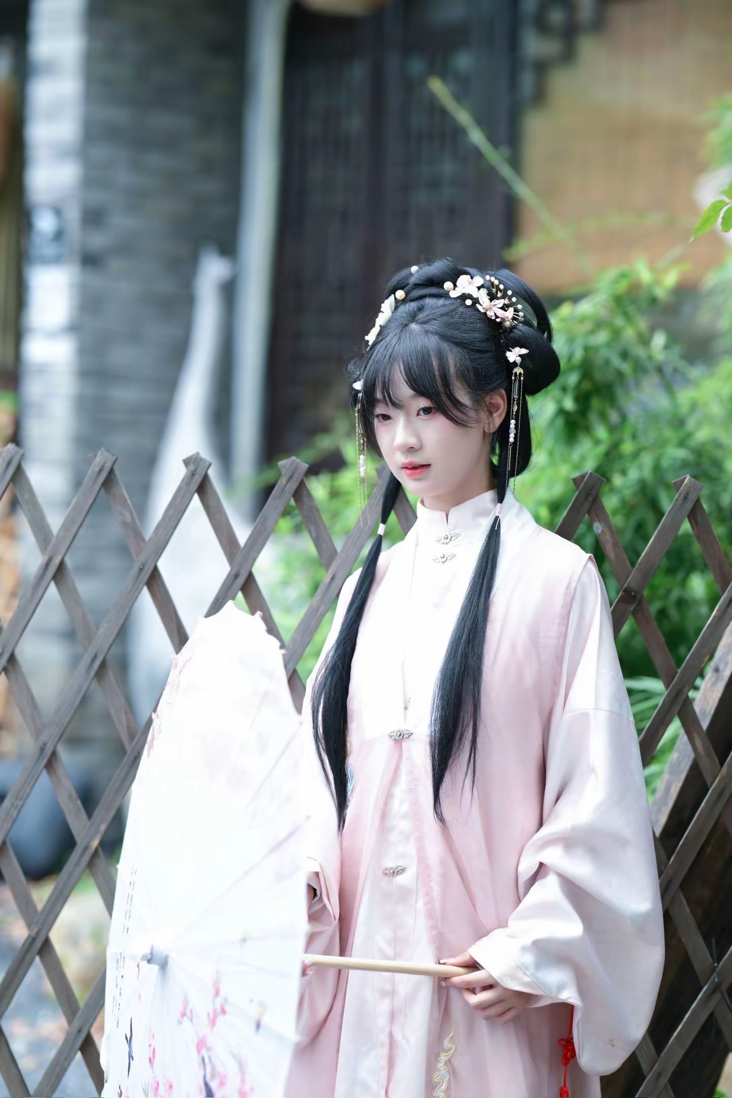 汉服小姐姐,手持油纸伞,漫步古风街.