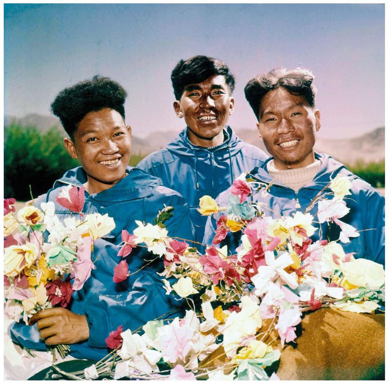 【老照片】1960年的三位登山英雄, 右起:王富洲,贡布,屈银华.