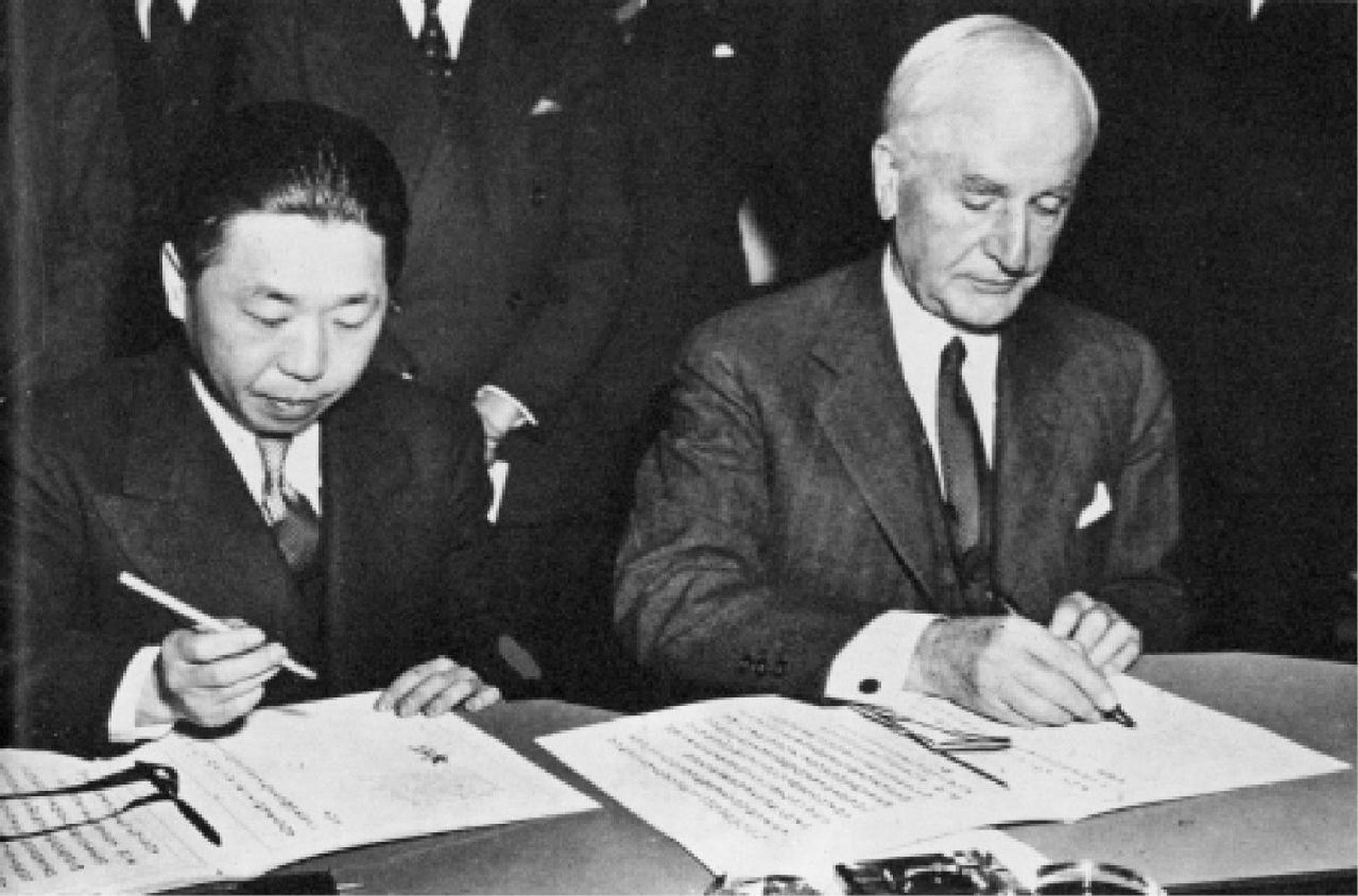 1943年1月,国民政府驻美大使魏道明与美国国务卿赫尔在美国首府华盛顿