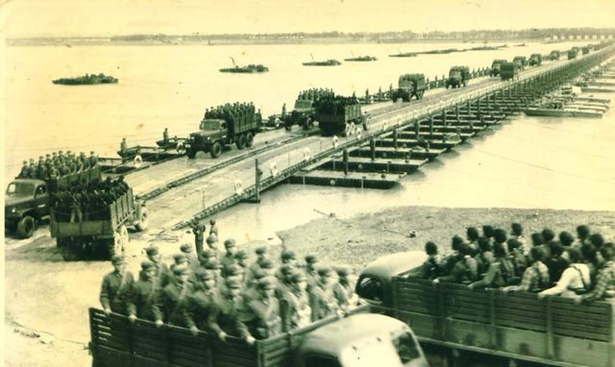 【老照片】舟桥83团在湖北鄂城长江假设浮桥.
