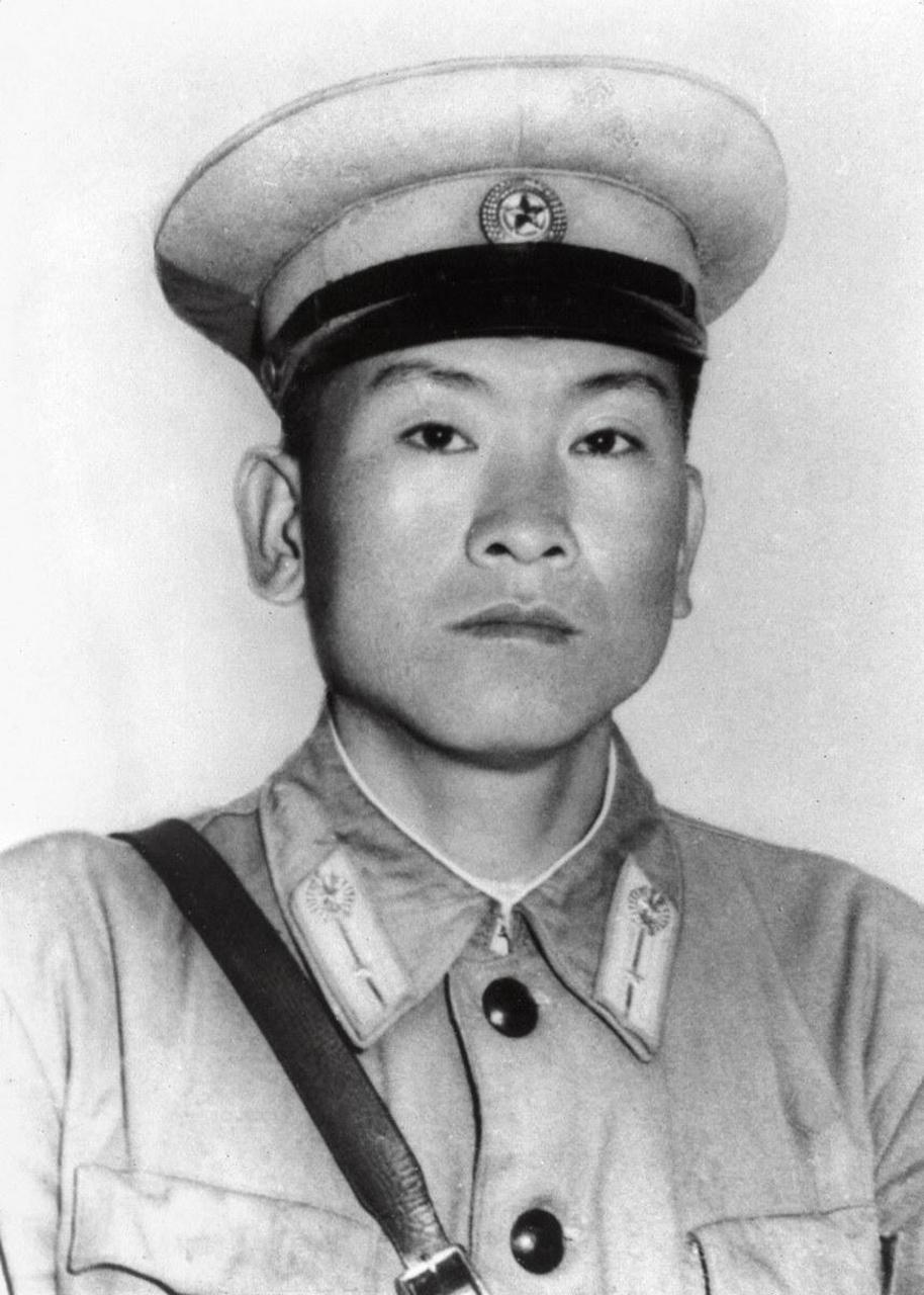 1956 年被罗盛教救活的少年崔莹已当上了朝鲜人民军的排长.