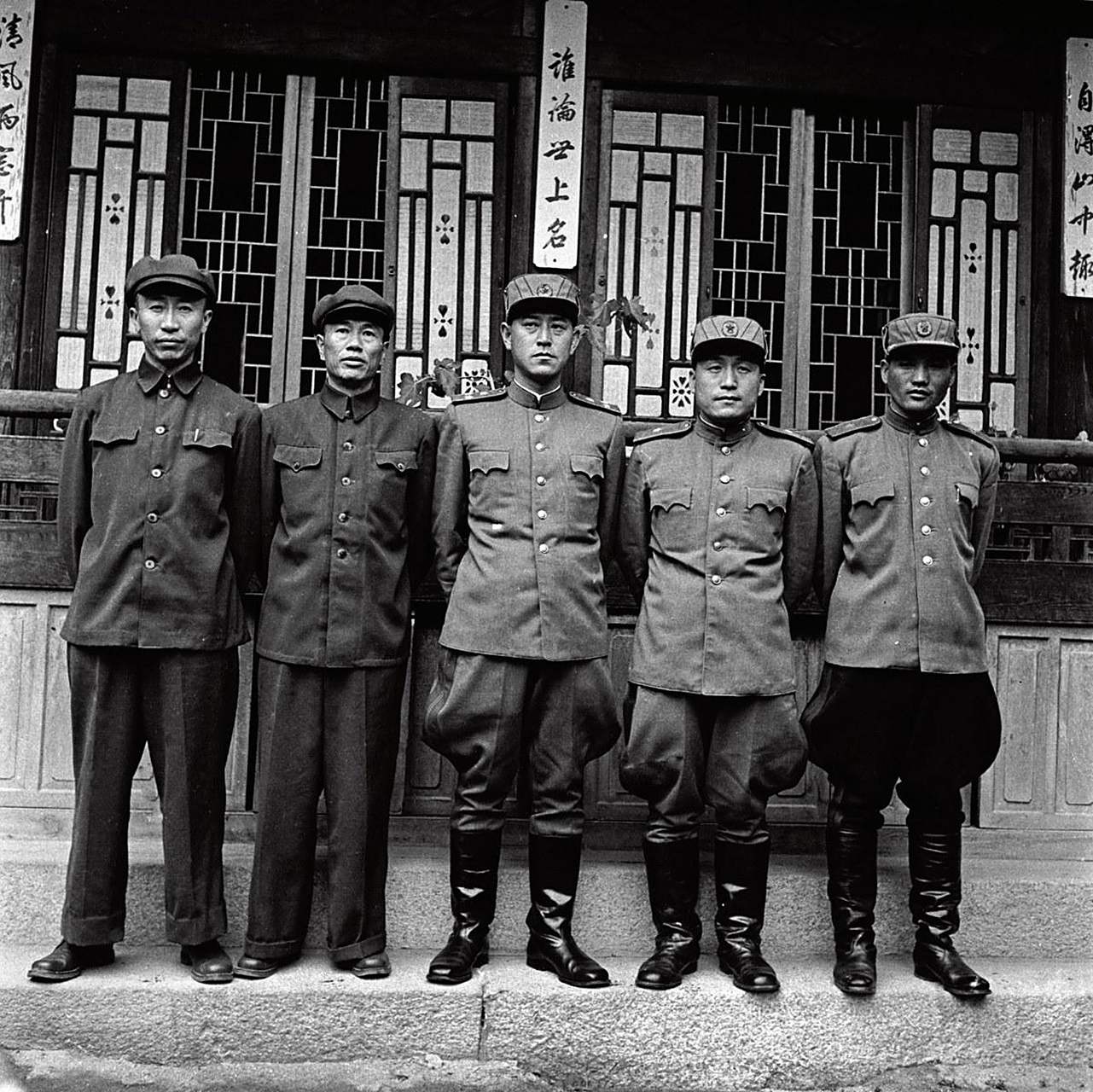 首席谈判代表朝鲜人民军南日大将(中),志愿军代表邓华(左二),解方(左