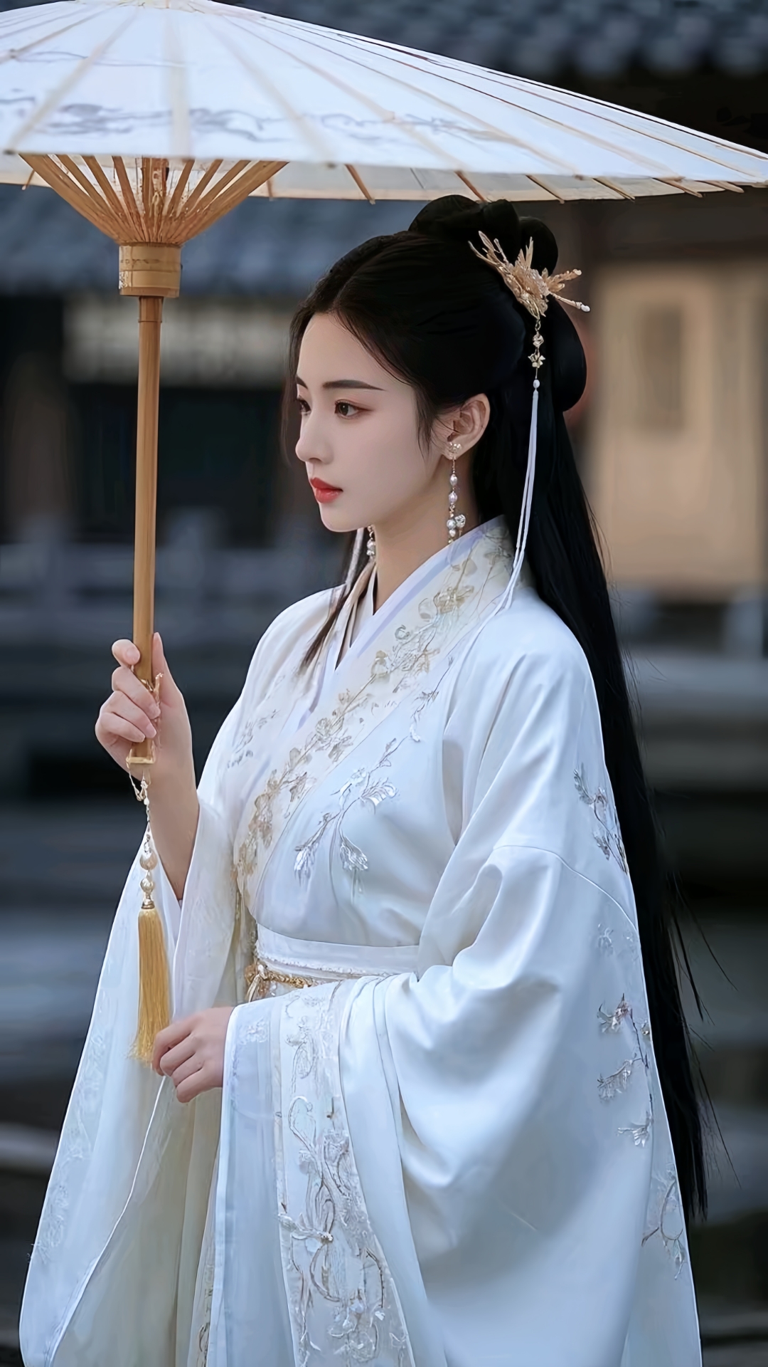 "身着白衣汉服,仿佛从仙境走来