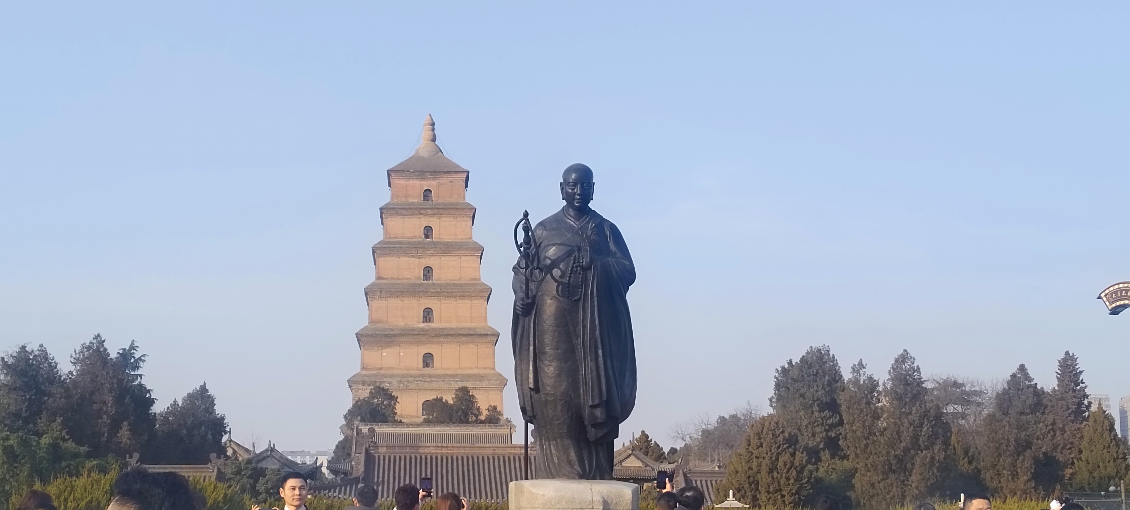 大雁塔在夕阳的余晖中闪耀着金色的光芒,每一块砖石都诉说着岁月的