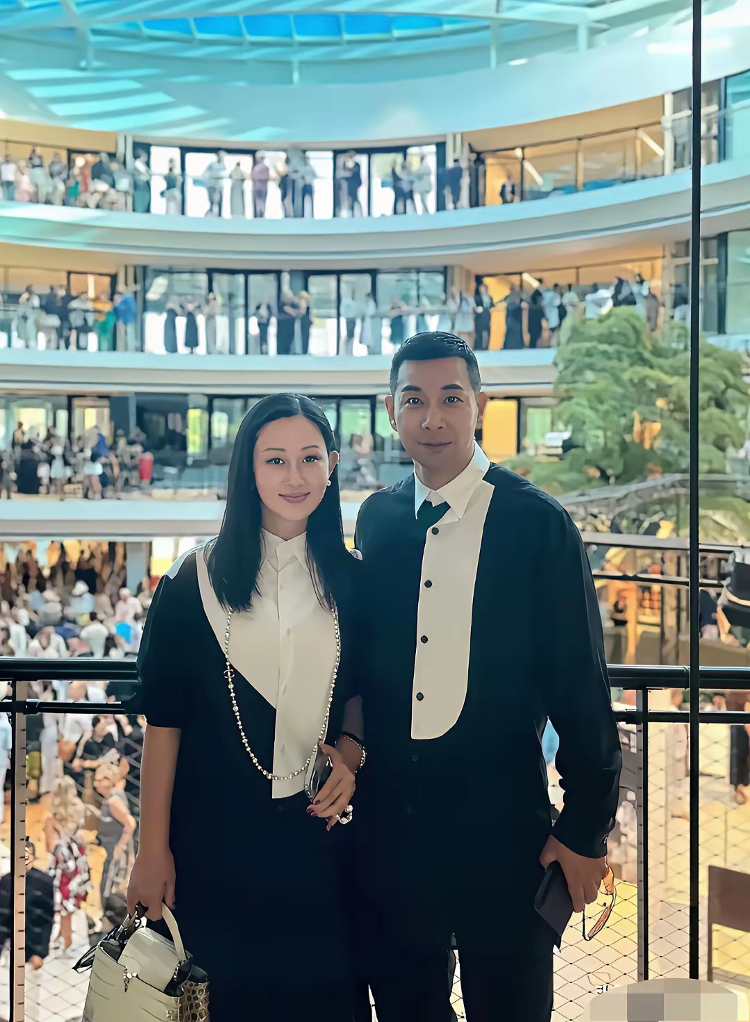 他红遍大江南北,事业稳如老狗,零绯闻人品赞.家里幸福儿女有才