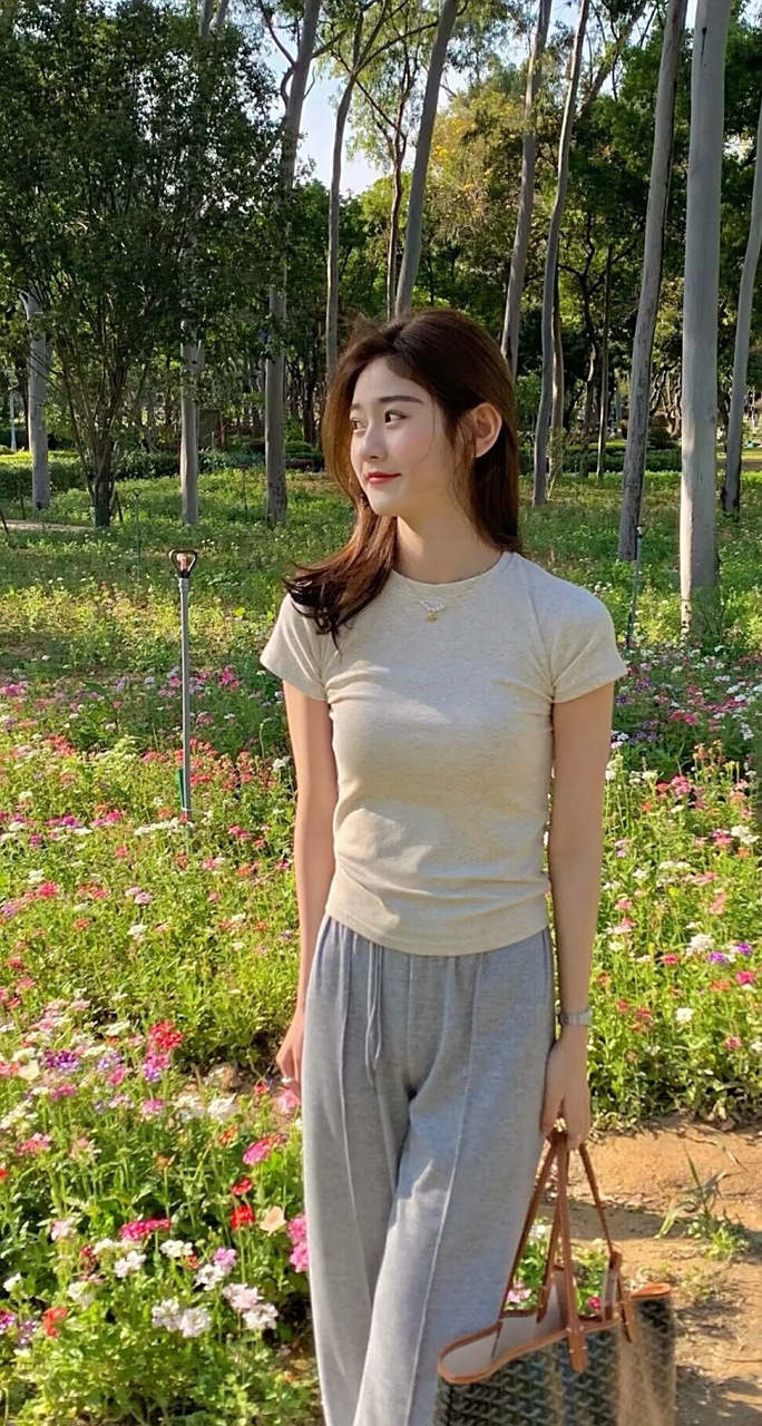 宝藏女孩简单朴素搭配,短t恤 灰色运动裤.