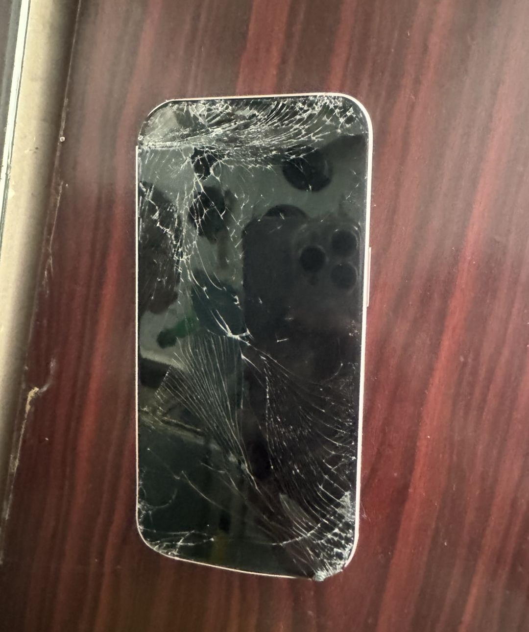 家里一台坏的苹果手机想着丢了可惜了,放在网上也能买个小几百吧,没