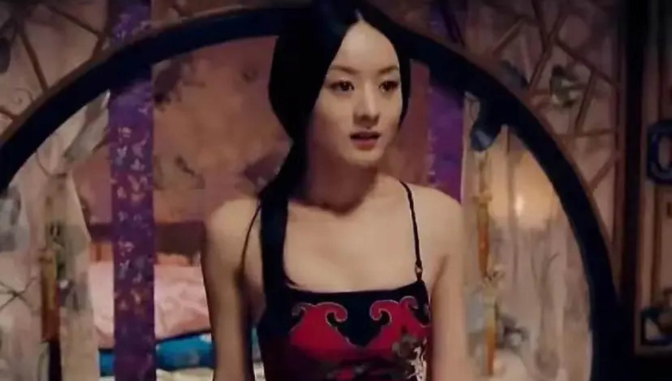 赵丽颖接戏放的开,为演戏真实感,一件红肚兜穿在身,傲人的上围一览无