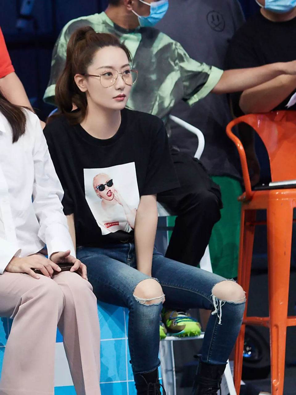 白冰活动生图,素颜真美,一件黑色短袖搭配破牛仔裤,戴着眼镜,扎着马尾