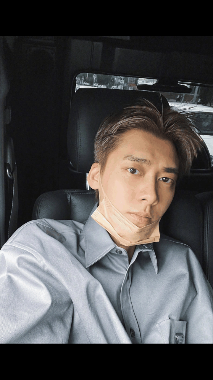 李易峰的生活应该也很苦涩,要不怎么才30多岁就有了白发,难道在发愁