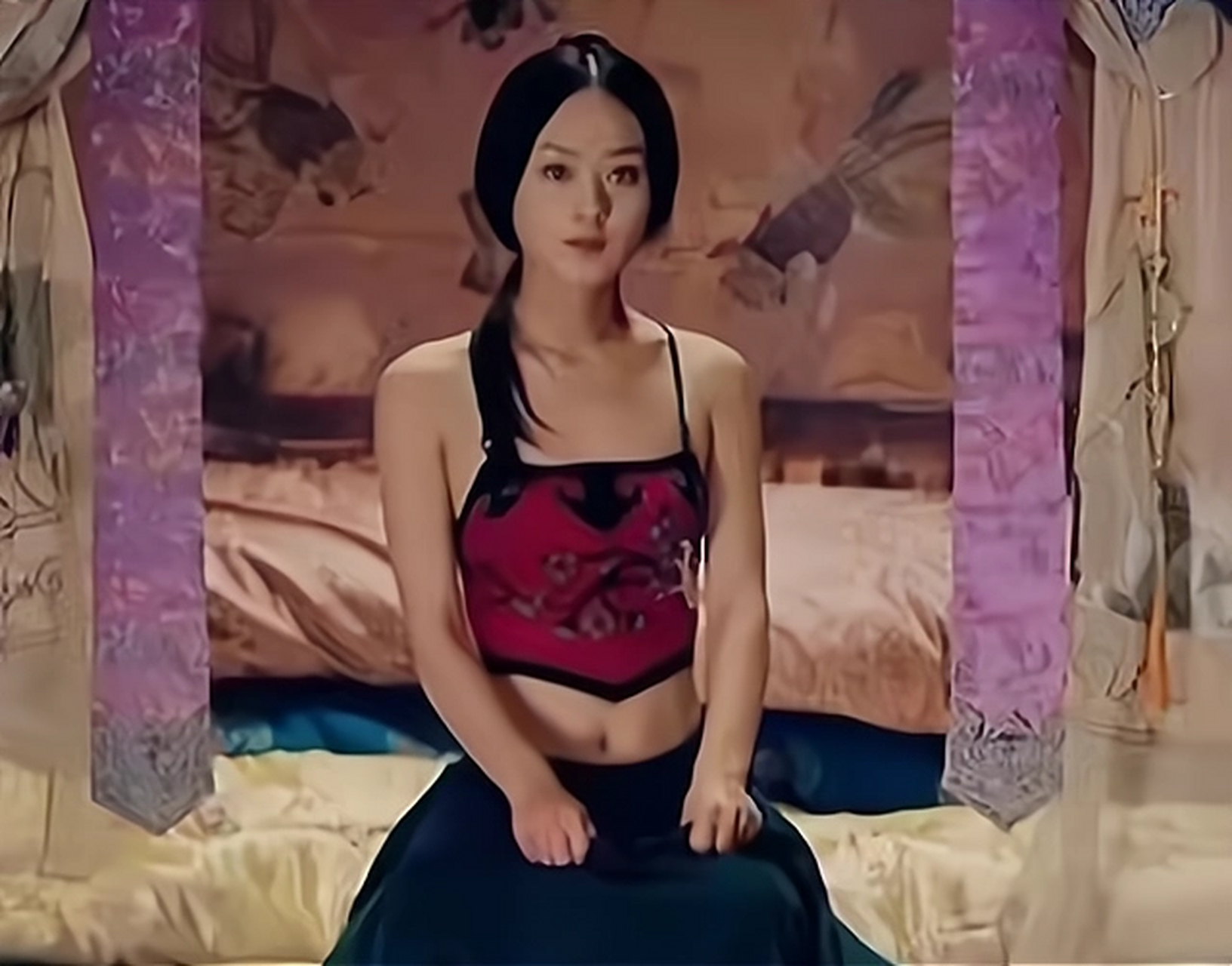 赵丽颖接戏放的开,为演戏真实感,一件红肚兜穿在身,傲人的上围一览无