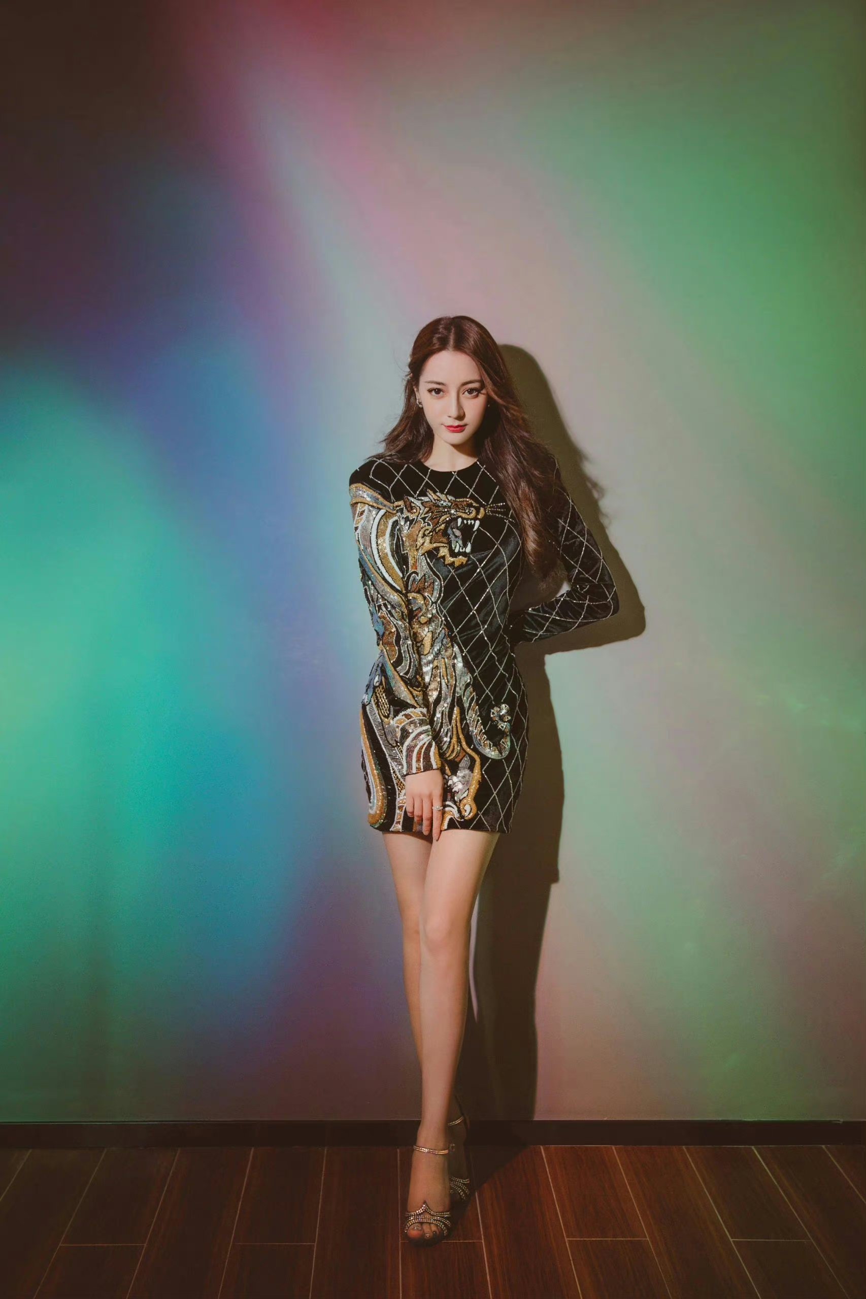 粉丝说迪丽热巴的腿是加工过的,到底是不是真的喔.