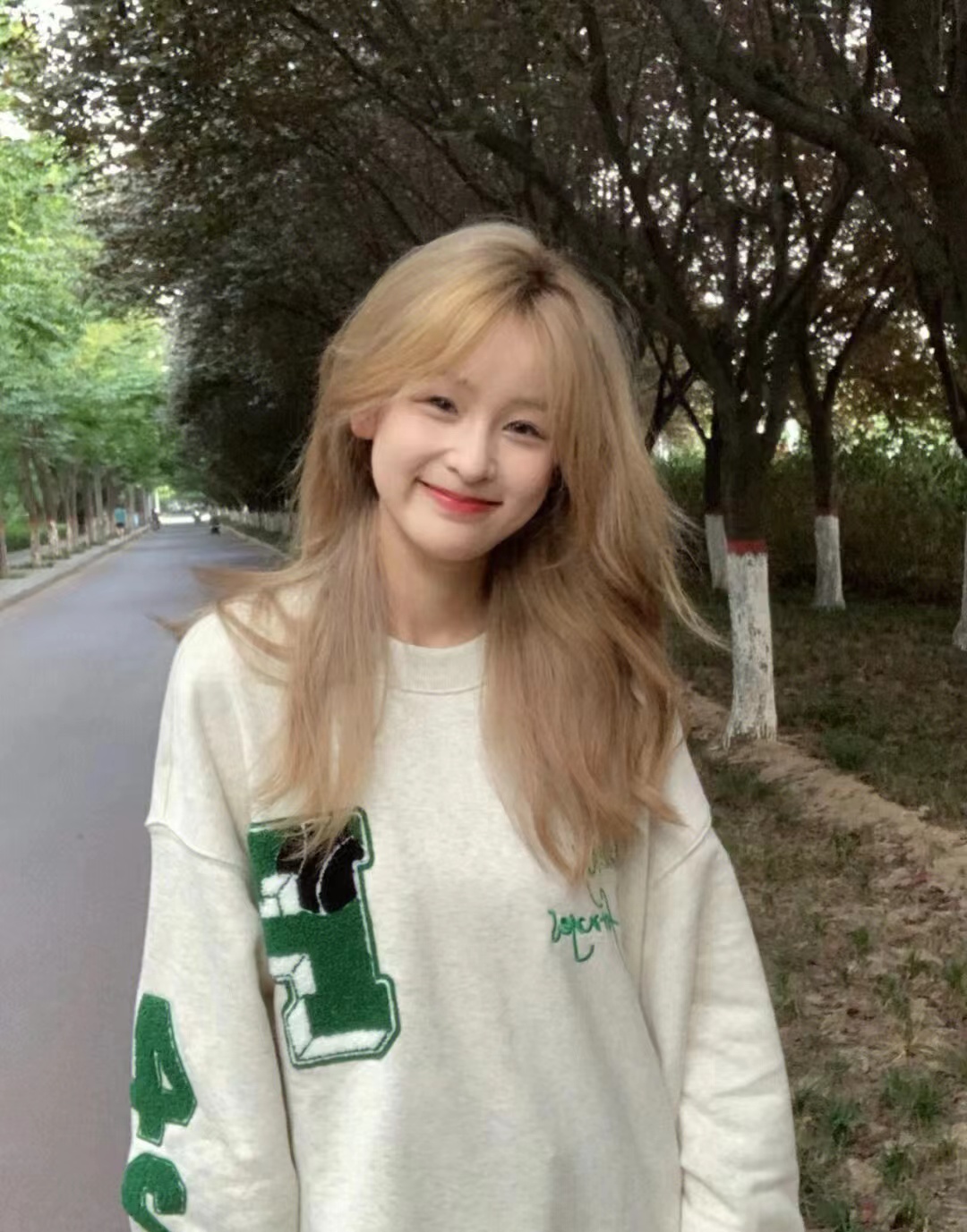 她的圆溜溜的大眼睛,眨巴着睫毛,萌得让人想把全世界都给她