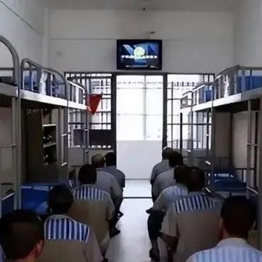 山西一退役武警高洪武因盗窃两部手机被刑拘,进入监狱后却遭遇狱霸姜