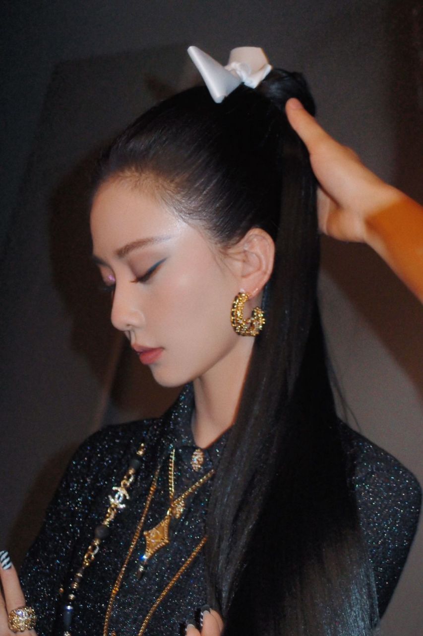 娱乐最前沿# 刘诗诗新妆容引热议,据说为堕仙妆,阁下觉得如何?