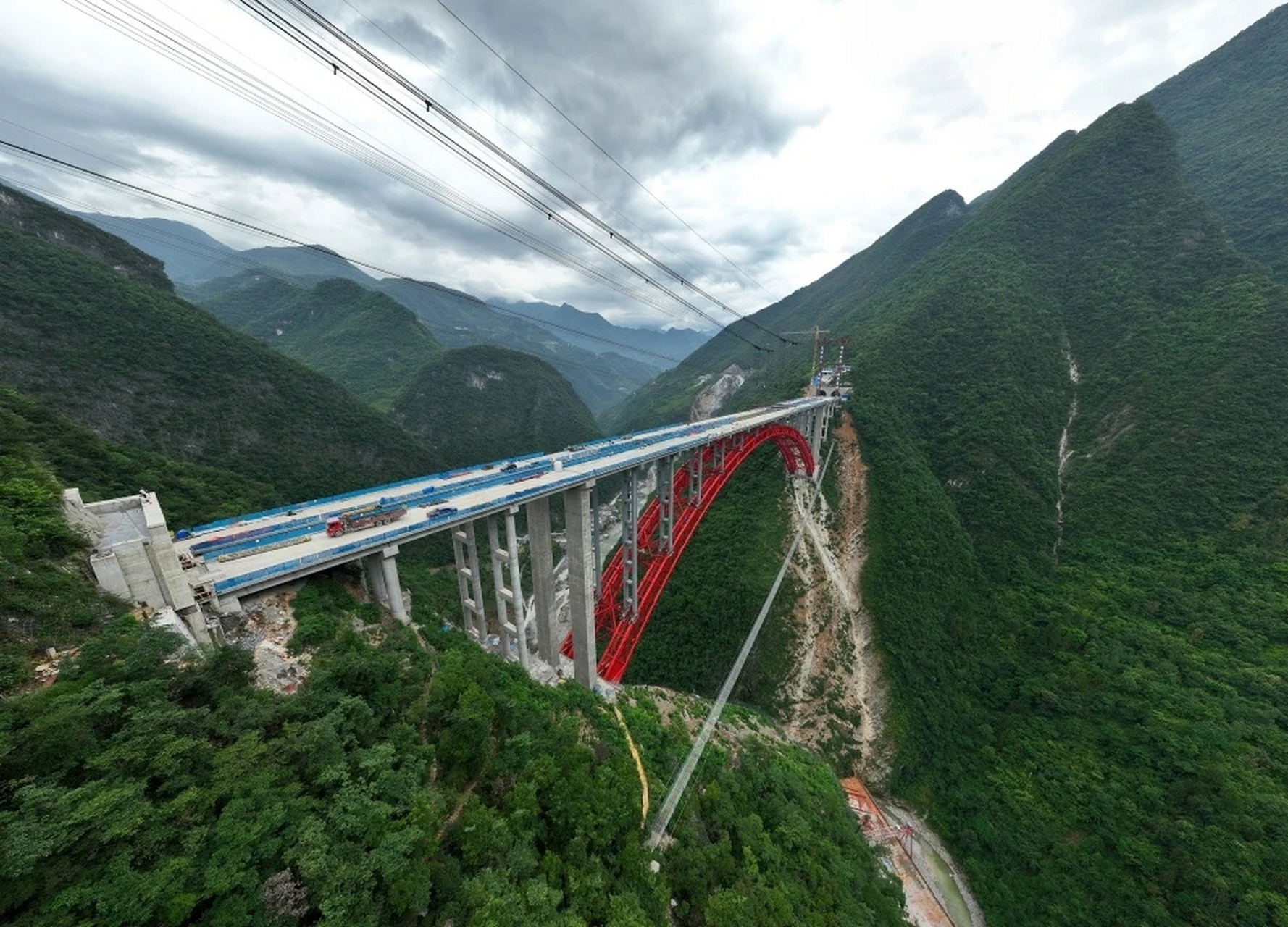 6月30日,巫镇高速公路(巫溪到陕西镇坪)全线建设难度最大的一座大桥