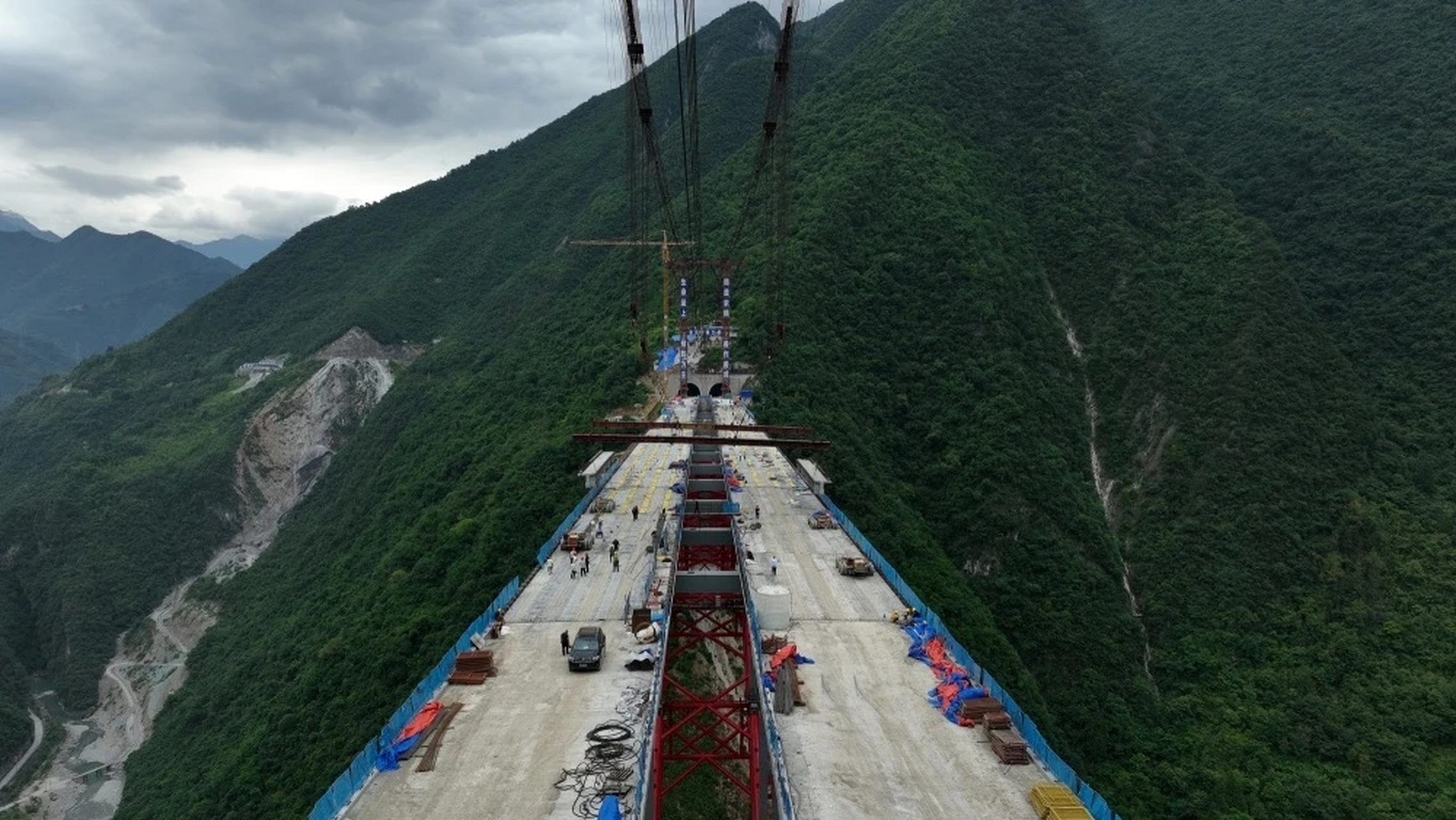 6月30日,巫镇高速公路(巫溪到陕西镇坪)全线建设难度最大的一座大桥