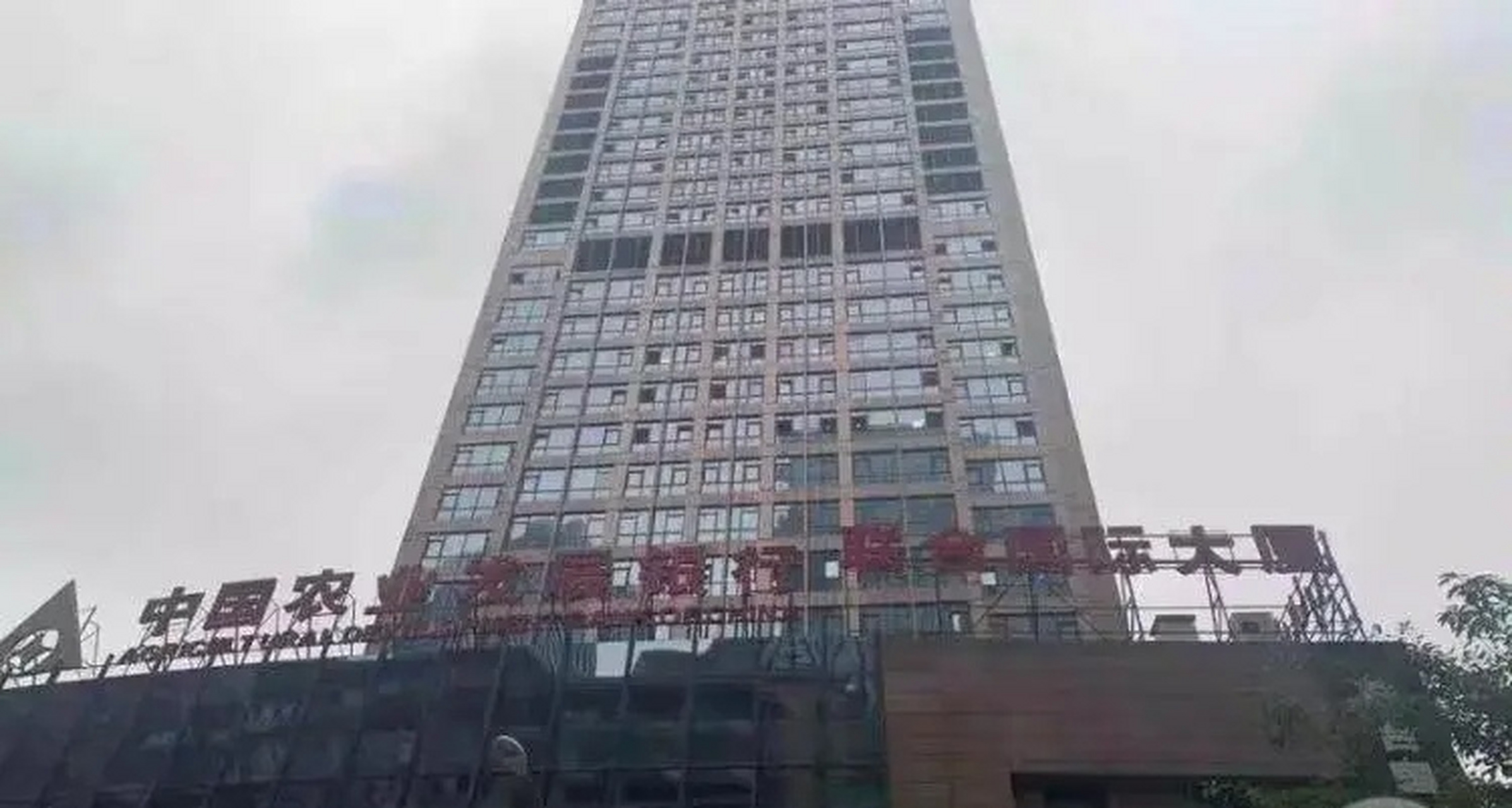 经数次流拍后的重庆渝中区新华路201号"联合国际"大厦第1层,第2层商业