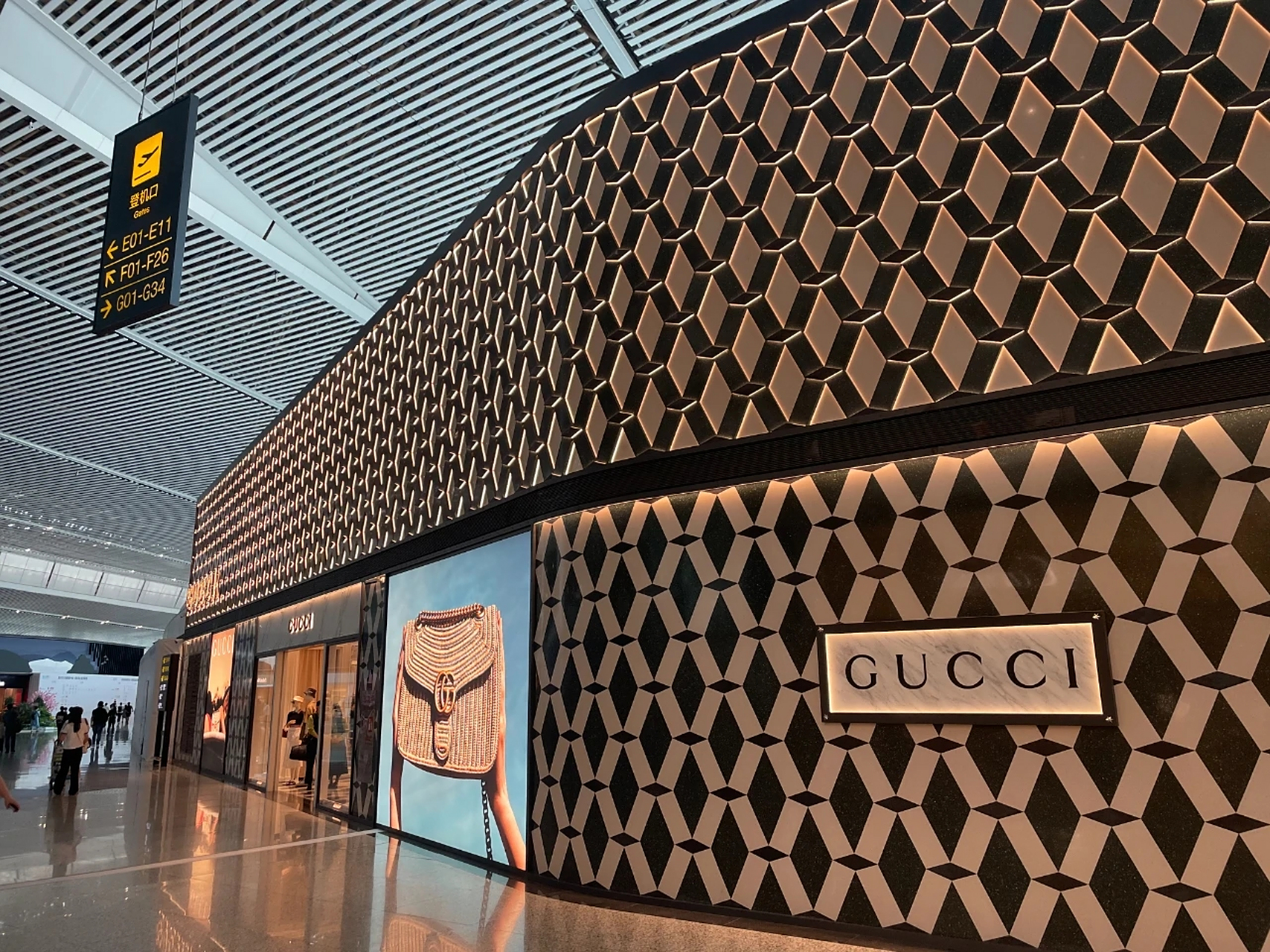 古驰gucci重庆江北机场店今天开业,看看谁去消费,还能"包"治百病吗?