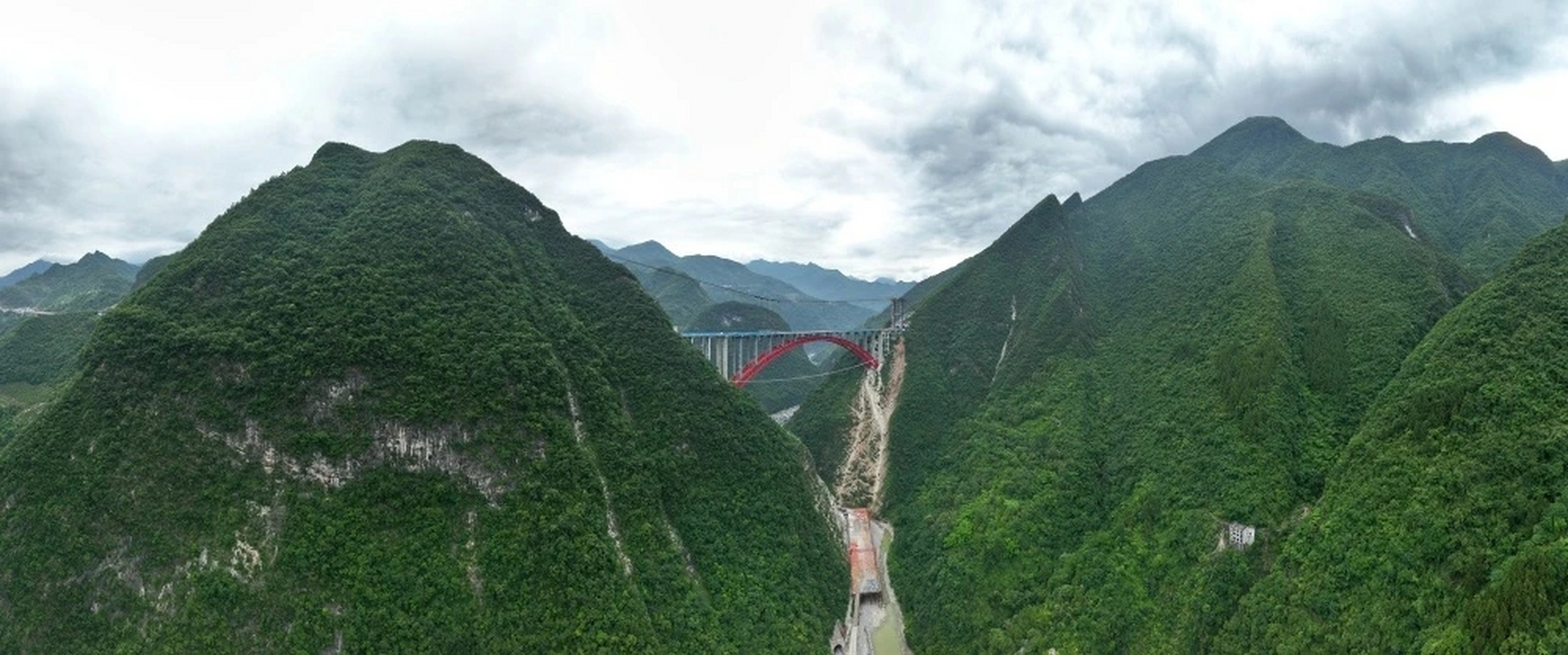 6月30日,巫镇高速公路(巫溪到陕西镇坪)全线建设难度最大的一座大桥