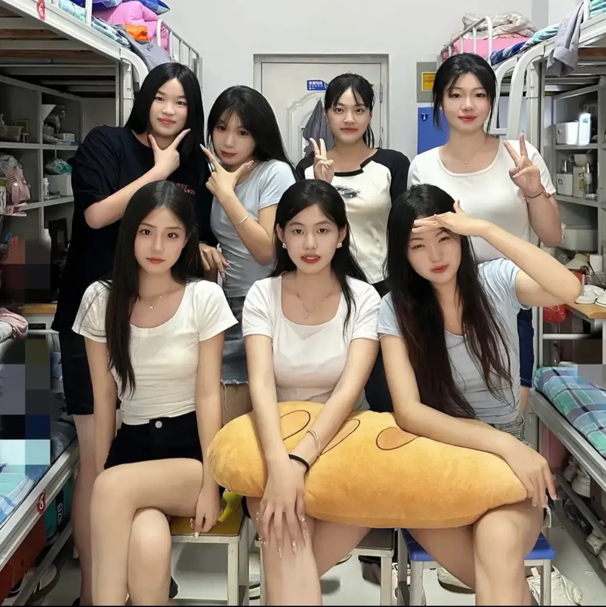 还记得刚踏入宿舍的那一刻,看着陌生的环境和一张张同样带着好奇与