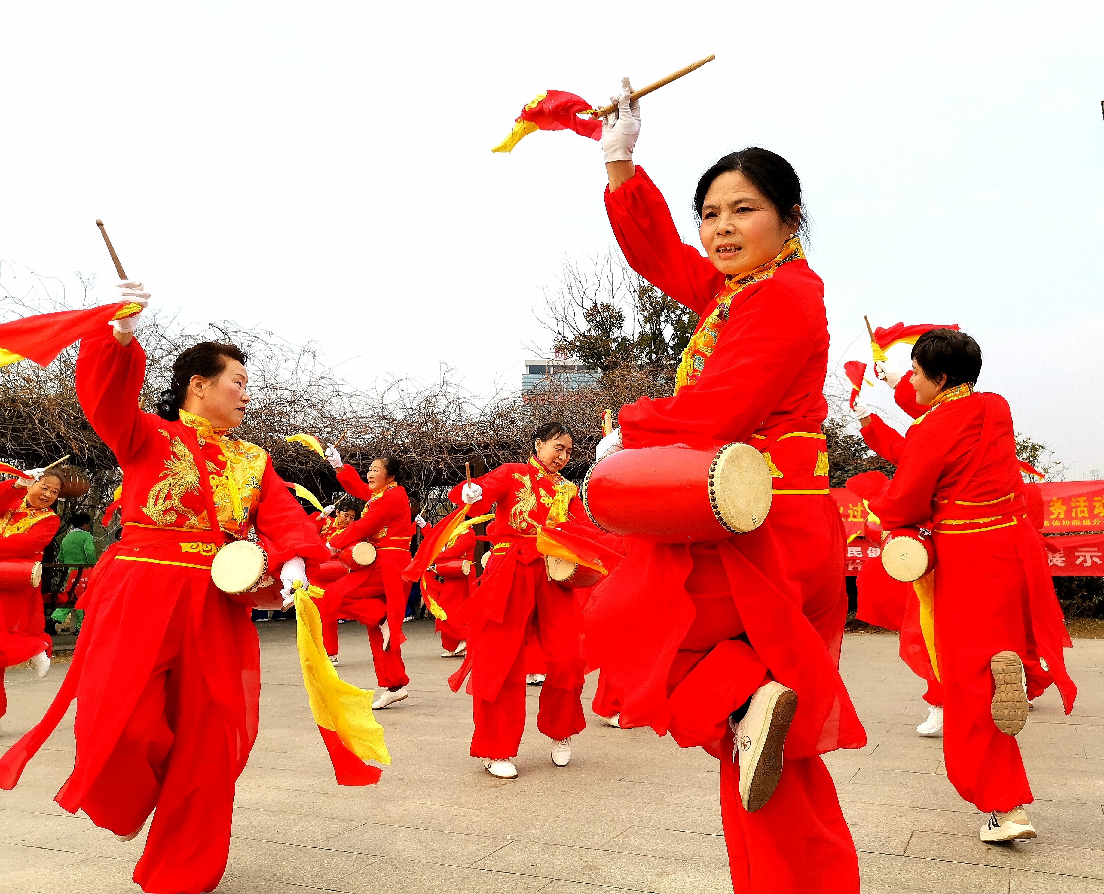 敲锣打鼓过新年图片