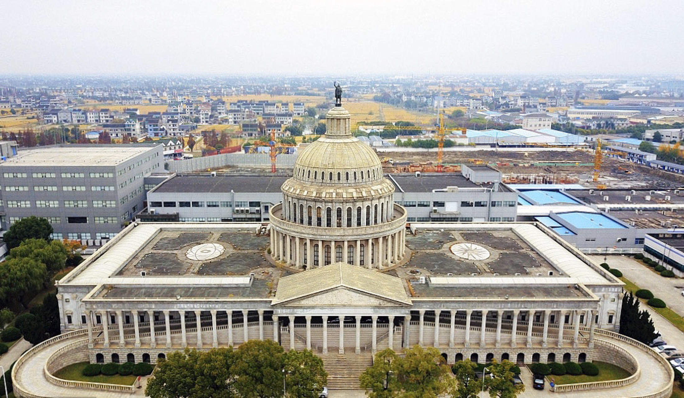空中俯瞰这座规模宏大的山寨版"美国国会大厦",灰白色的外表,圆型的