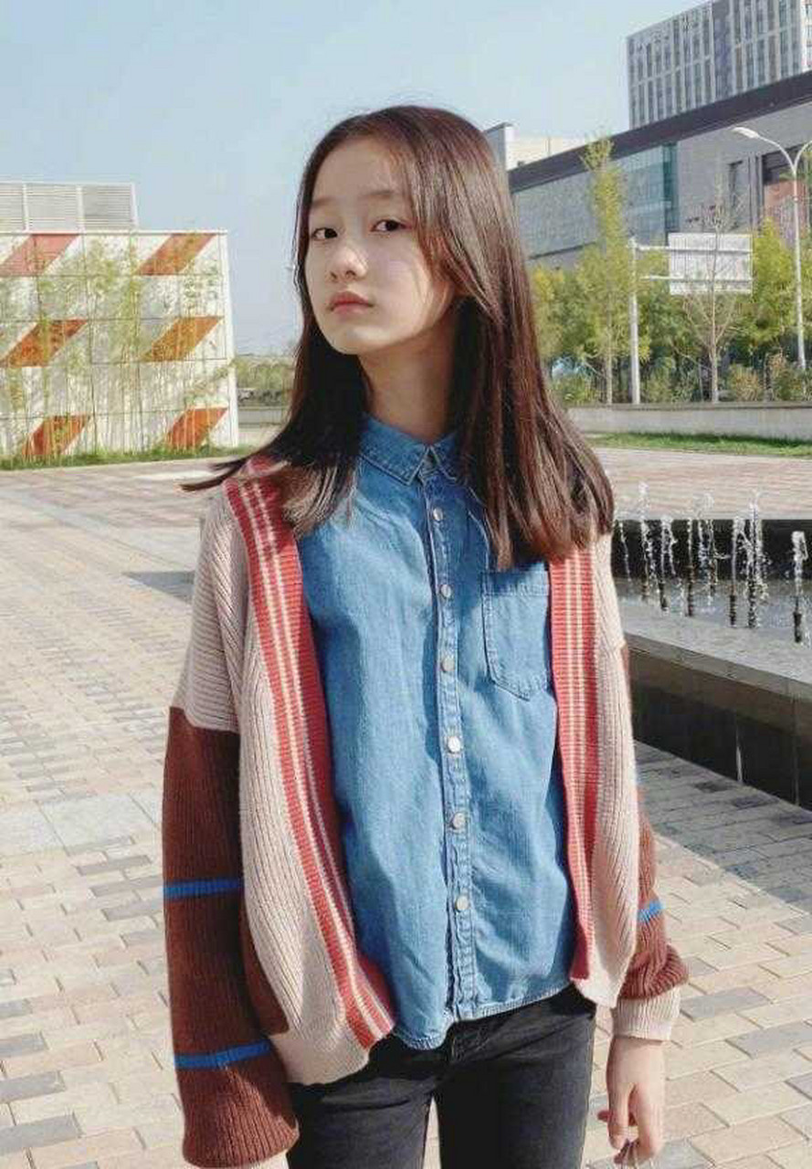 儿子和楼上小姐姐一块写作业,小女孩问儿子:你们一年级作业多不?