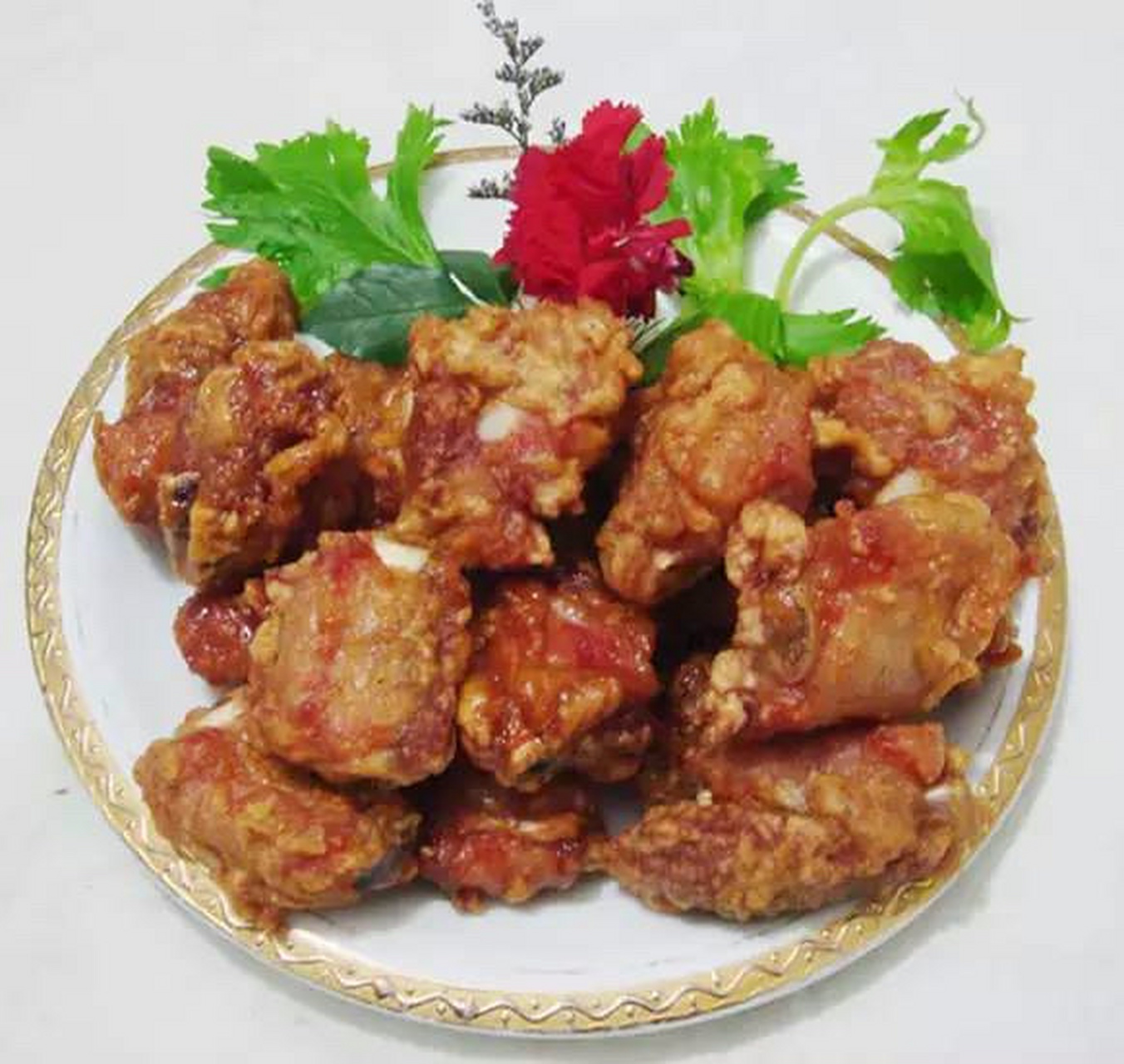 干煸椒盐排骨  用料:  猪小排600克,葱2段,姜1块, 干辣椒3个,料酒20