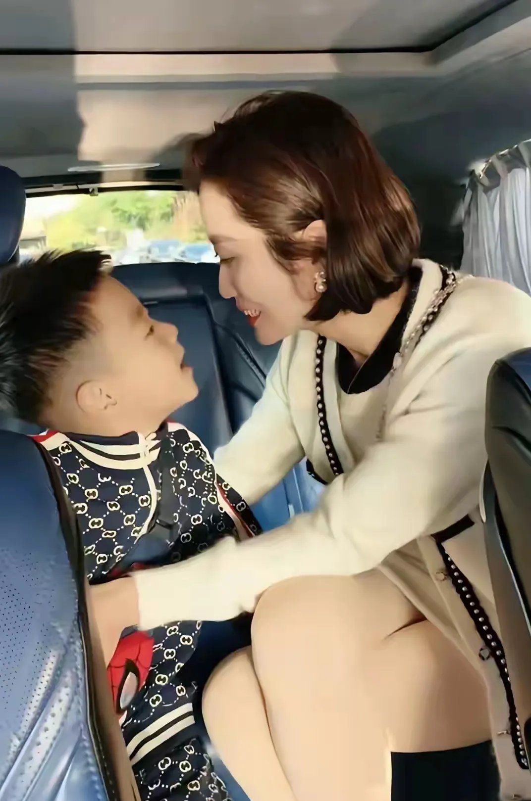 男人不轻易流泪,只是没到伤心的时候,今天他哭了