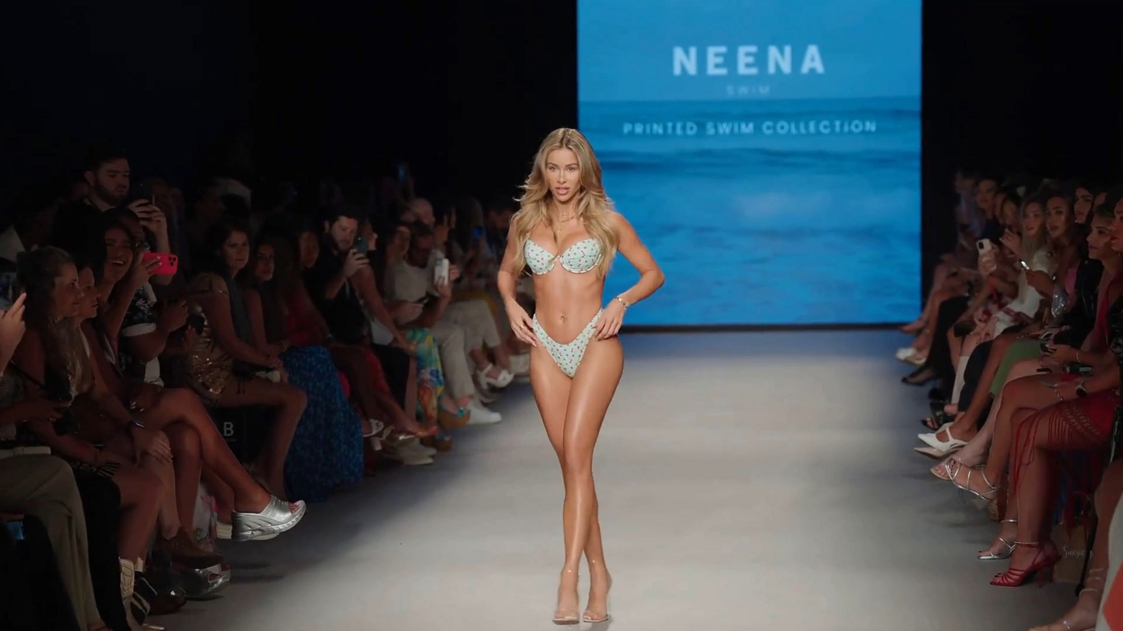 维密天使秀93 来给大家种草一款超赞的好物——维密天使秀内衣!