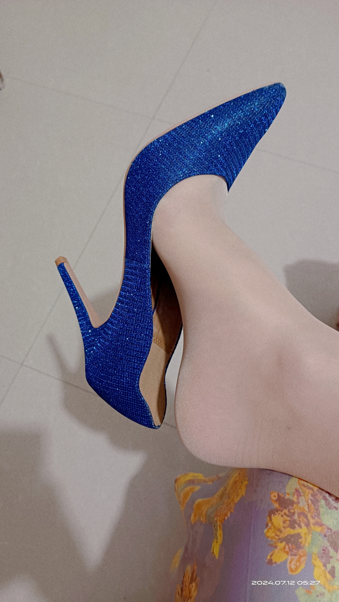 新入手的blingbling蓝色高跟鞋,美得来闪亮我的整个夏天!