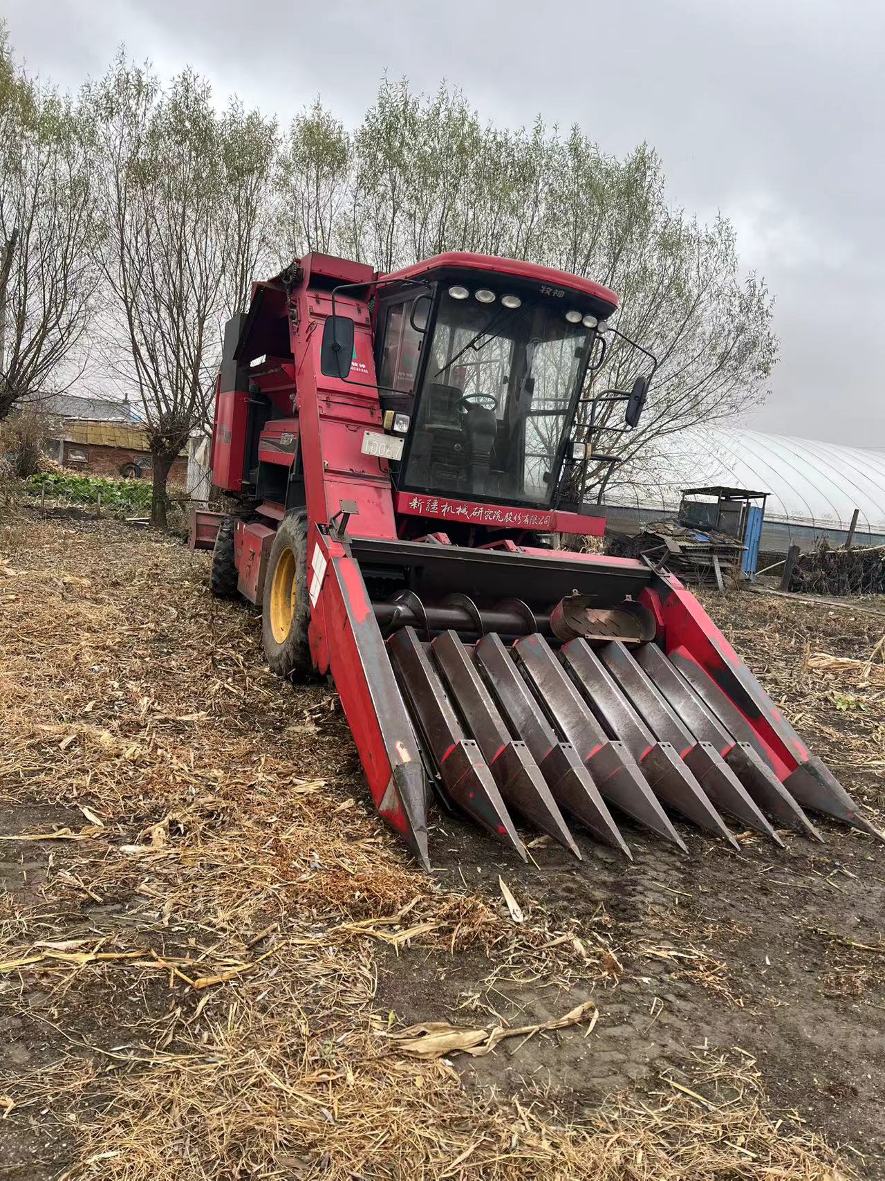 有需要精品玉米收割机和大马力拖拉机可以联系我,同时有卖精品拖拉机